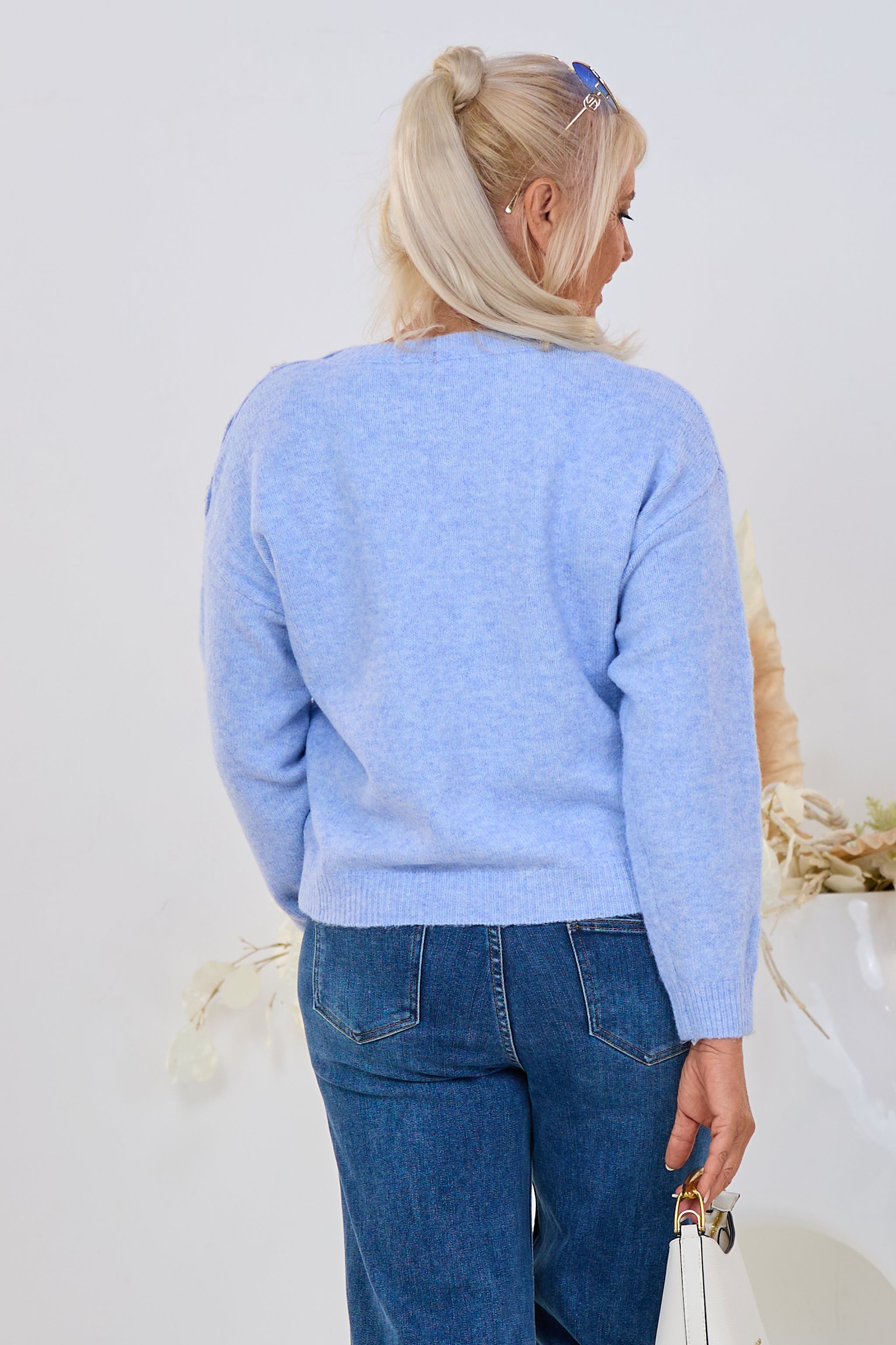 Strickpulli amour mit Blumenknöpfen, hellblau-melliert