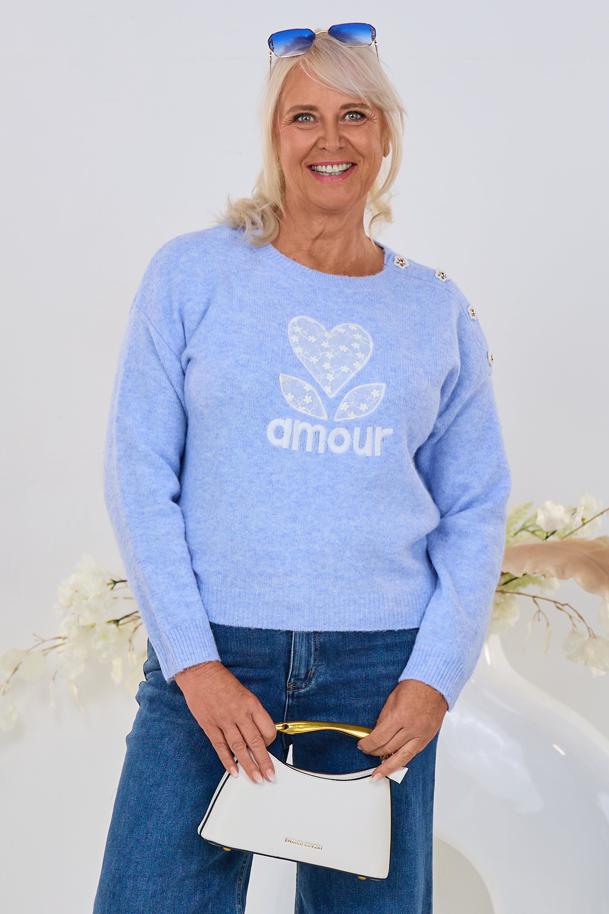 Strickpulli amour mit Blumenknöpfen, hellblau-melliert