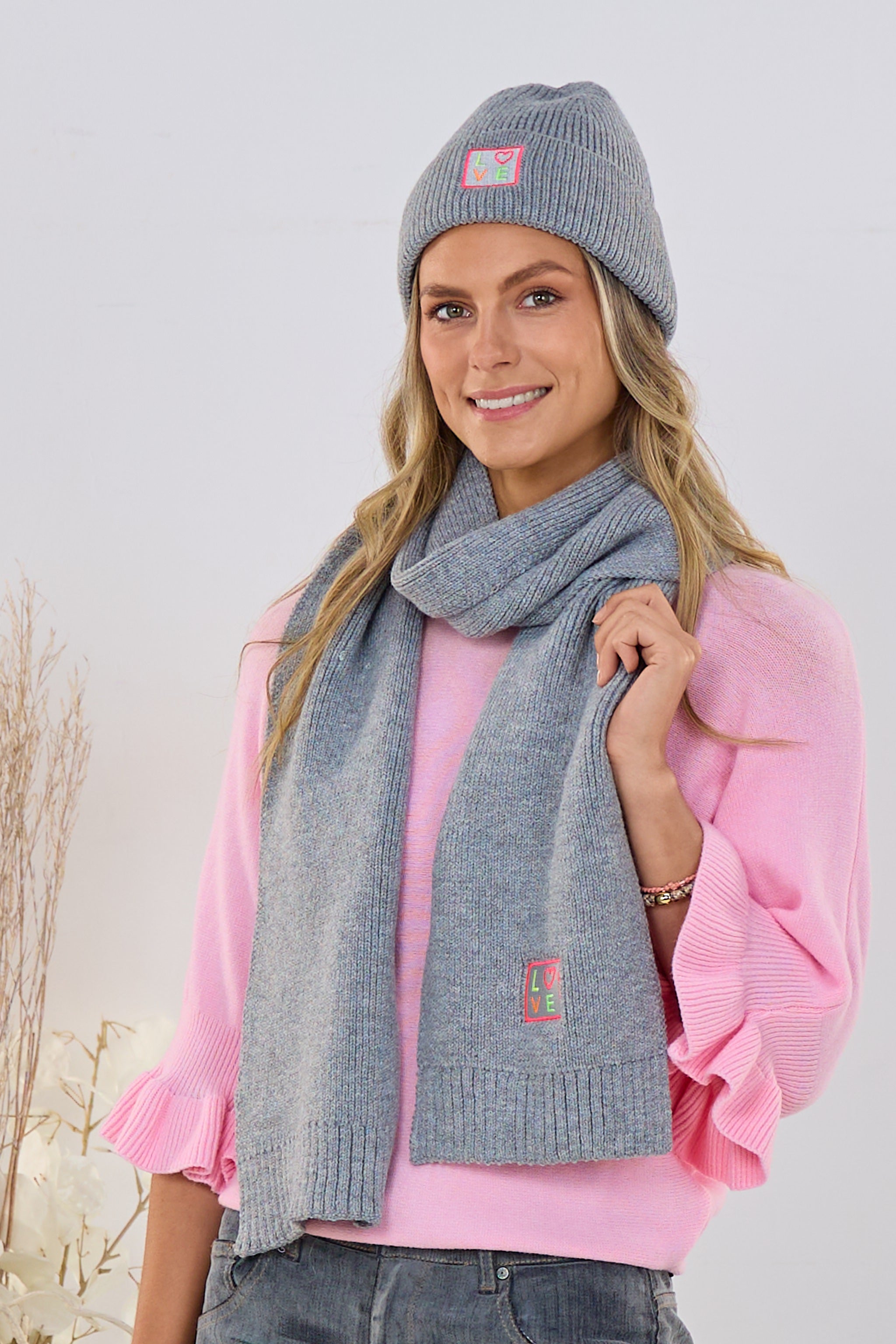 Set Mütze und Schal mit LOVE-Patch, hellgrau
