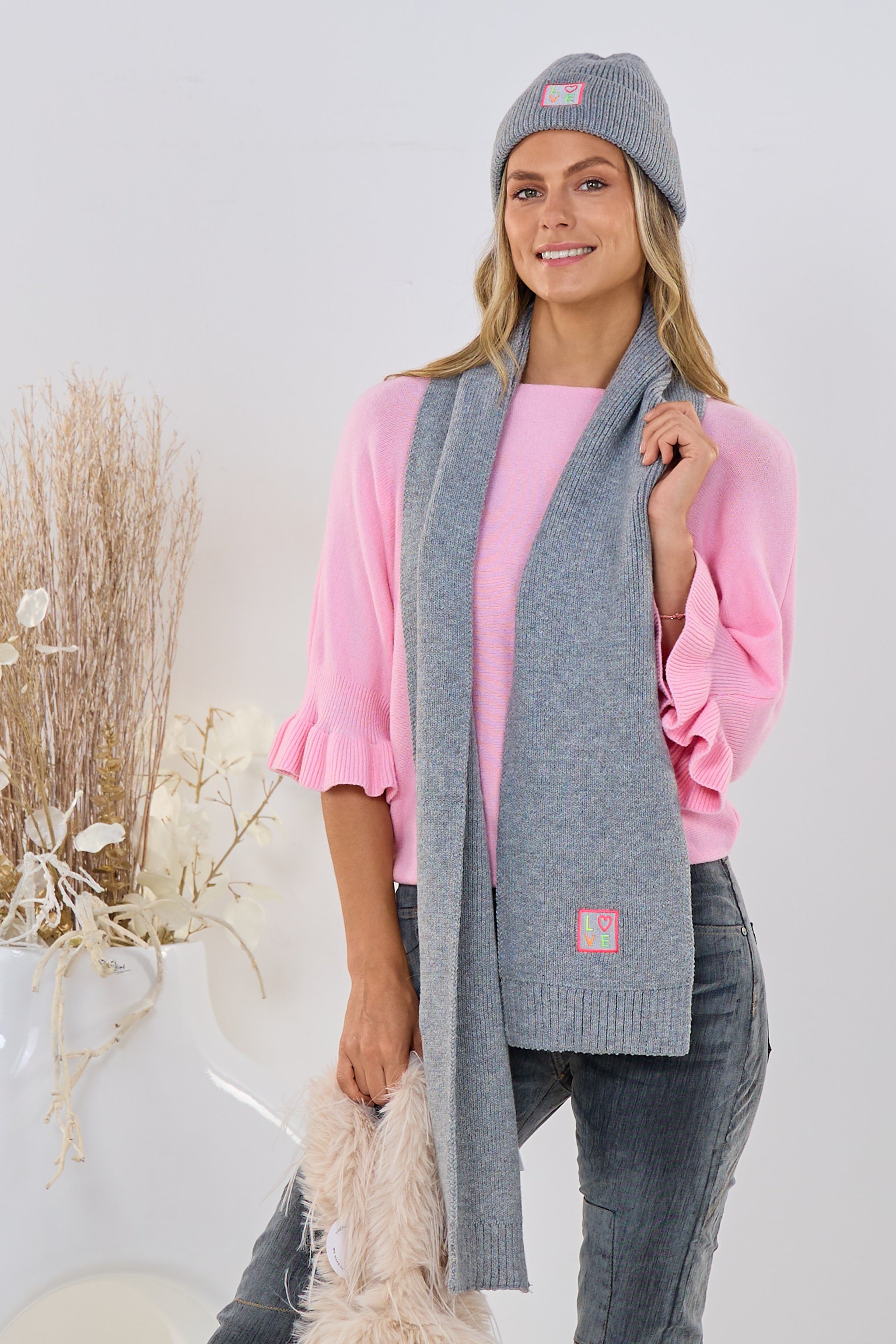Set Mütze und Schal mit LOVE-Patch, hellgrau