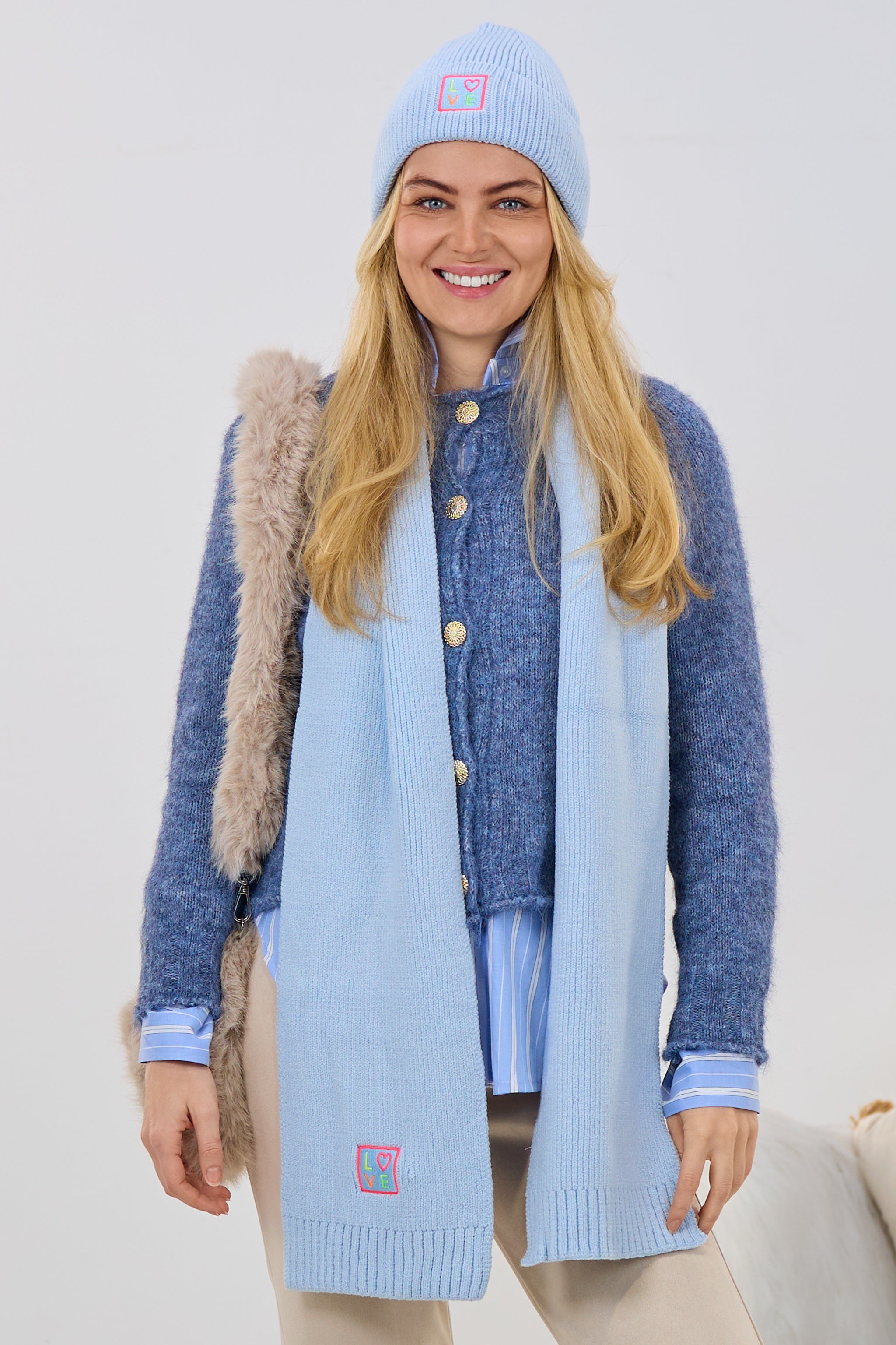 Set Mütze und Schal mit LOVE-Patch, hellblau
