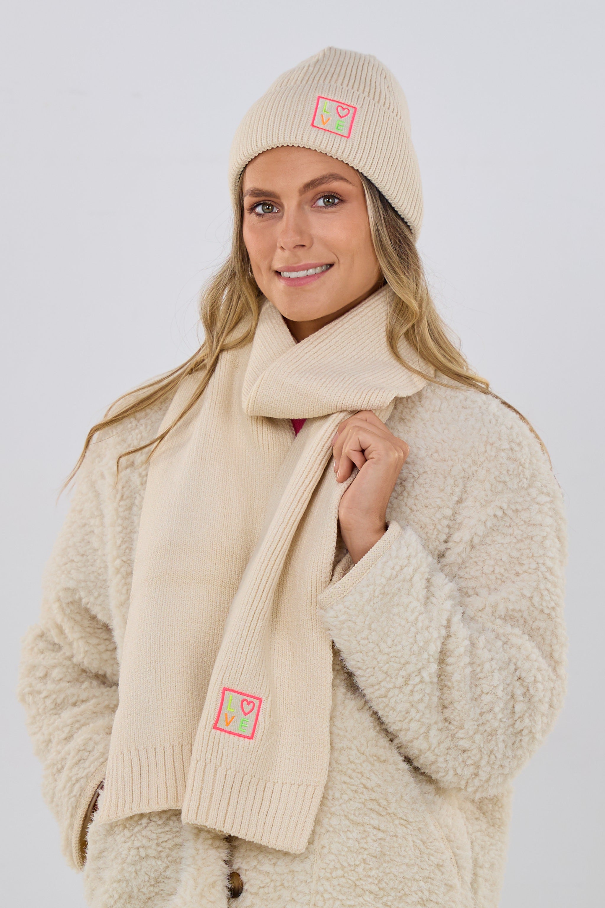 Set Mütze und Schal mit LOVE-Patch, creme