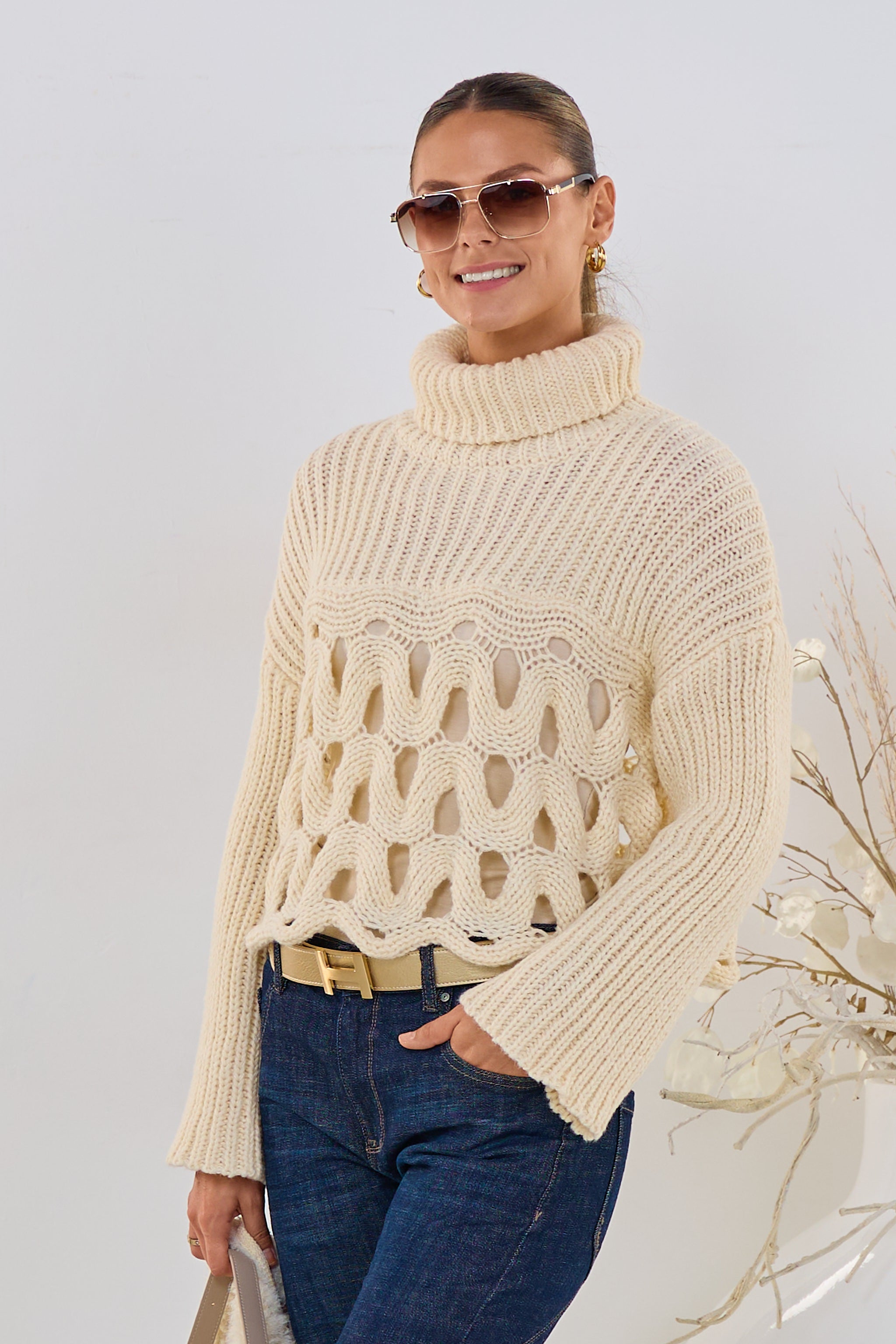 Gerippter Rollkragenpulli mit Lochmuster, creme