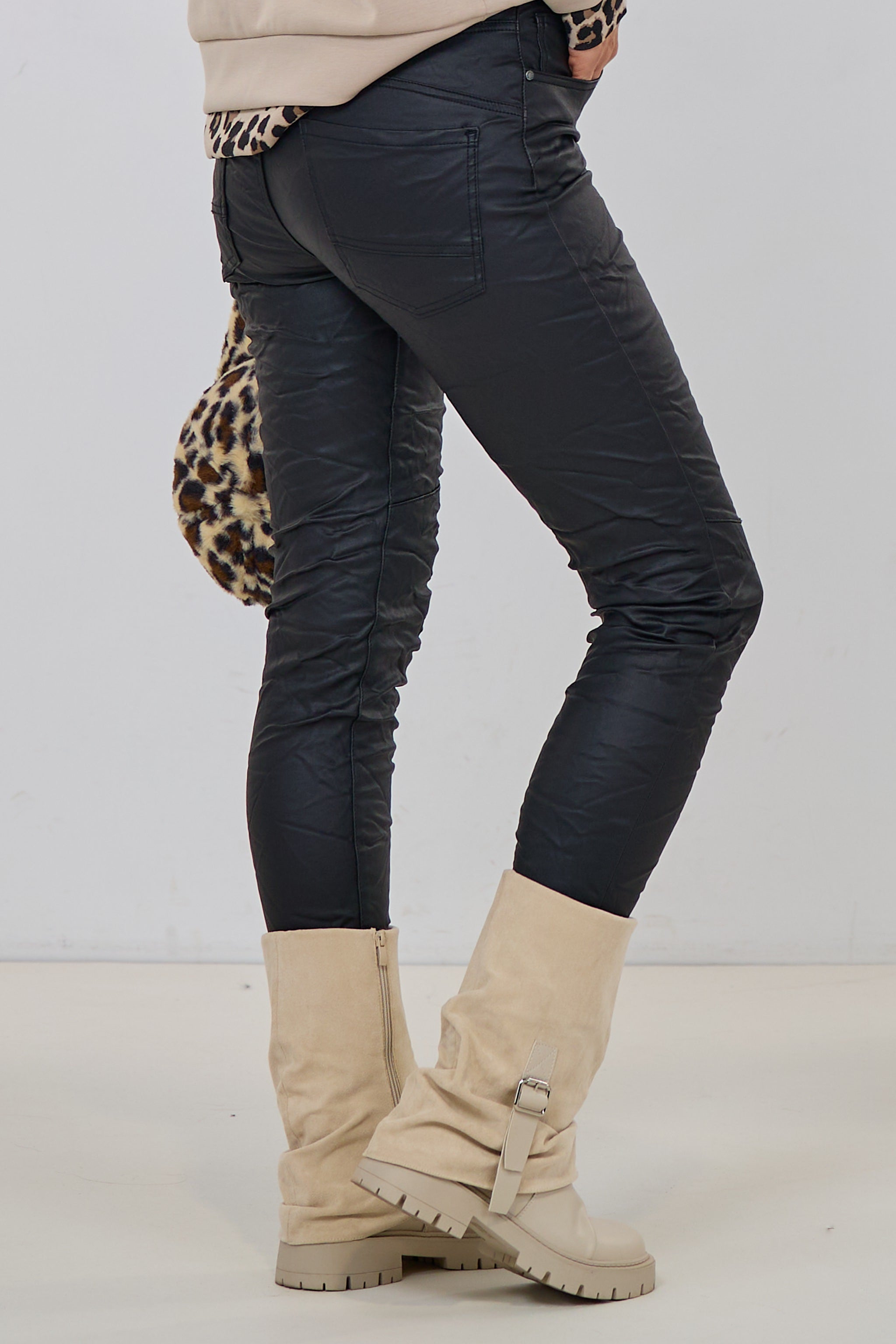 beschichtete Hose mit Reißverschluss und Knöpfen, schwarz