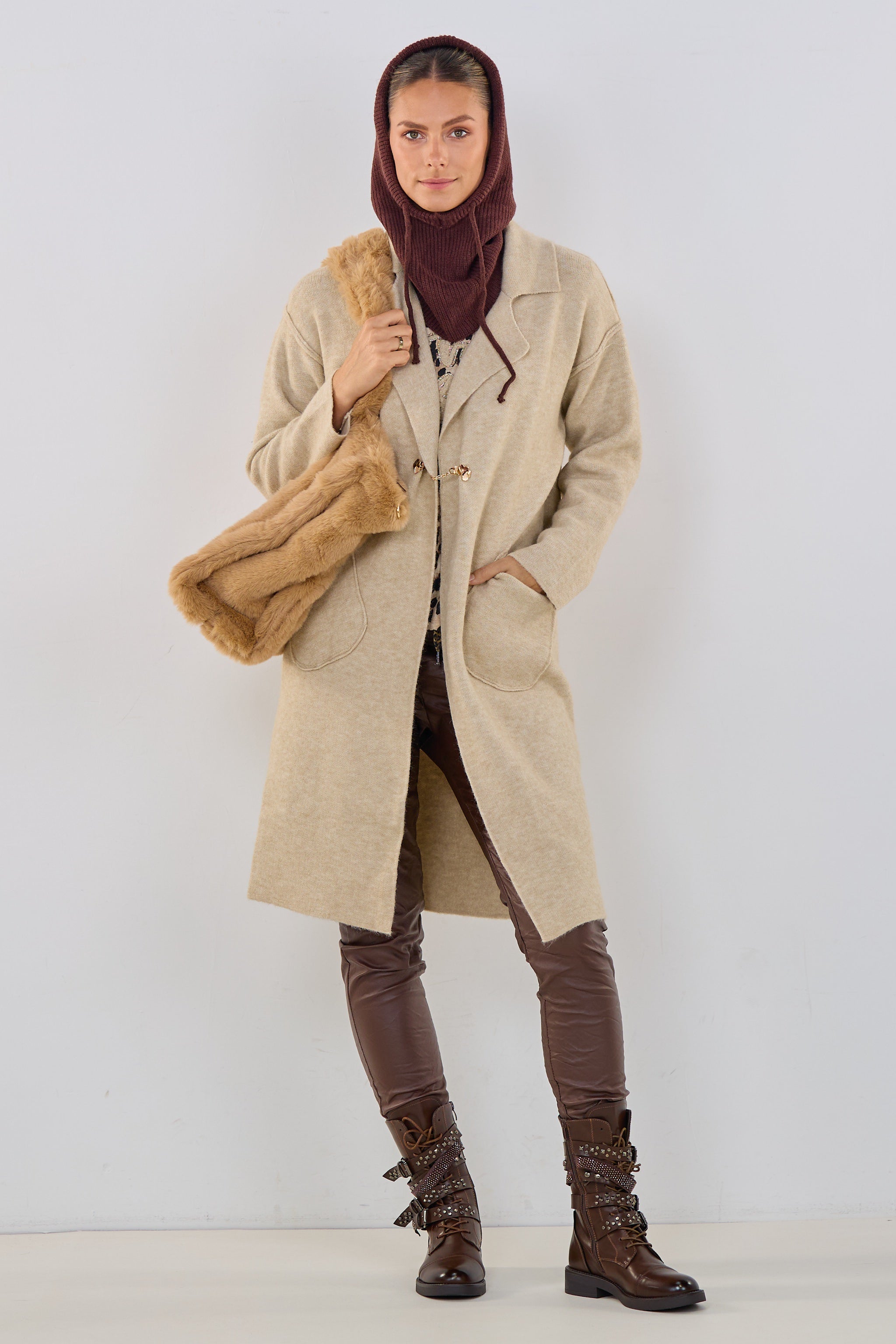Strickmantel mit Taschen und Reverskragen, beige