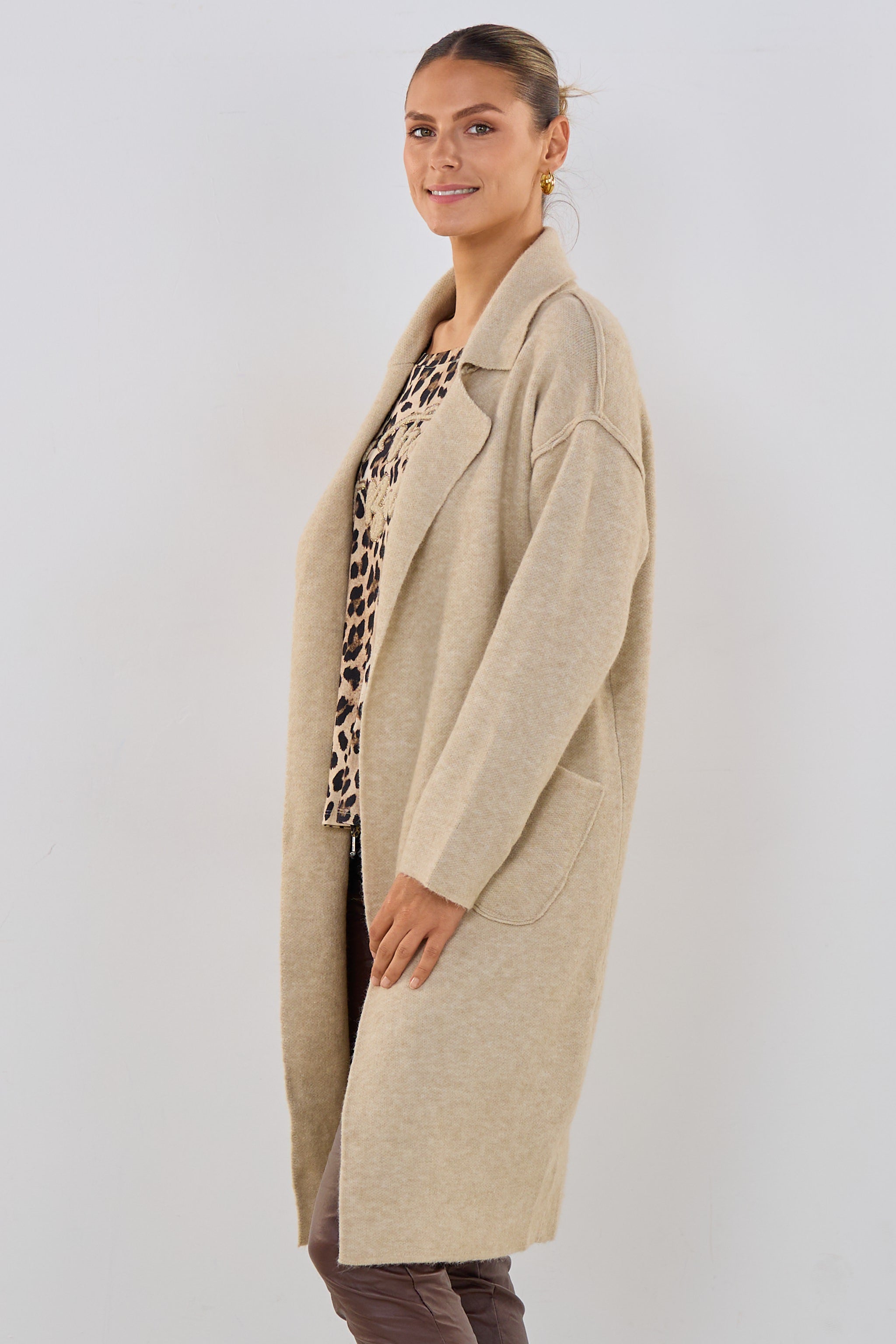 Strickmantel mit Taschen und Reverskragen, beige