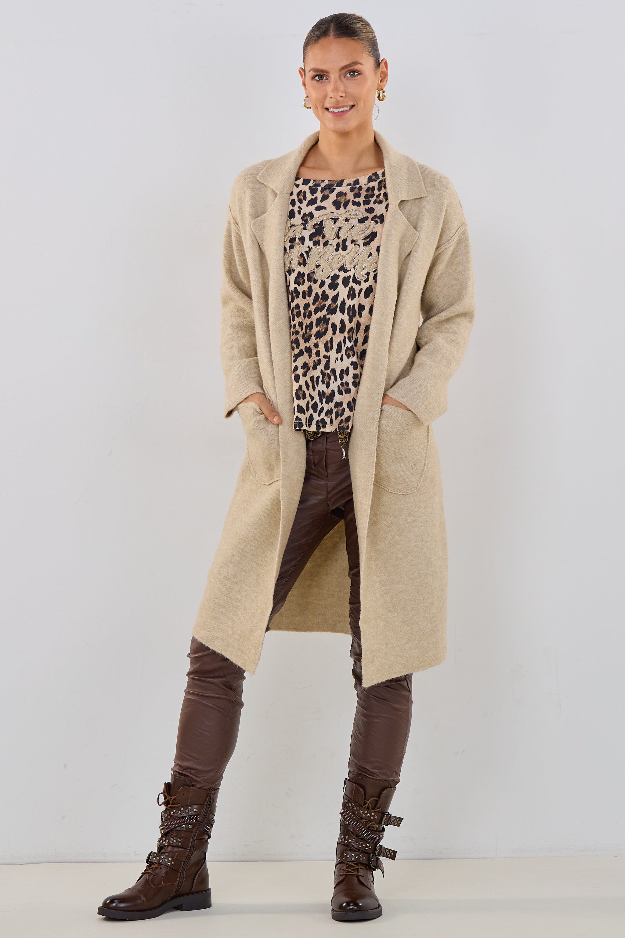 Strickmantel mit Taschen und Reverskragen, beige