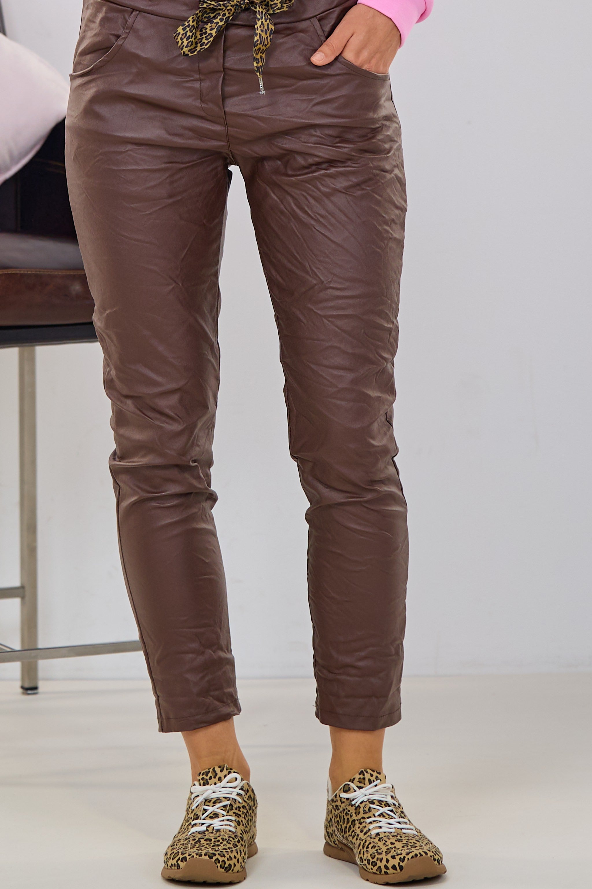 Lederlook Hose im Knitterlook, schoko