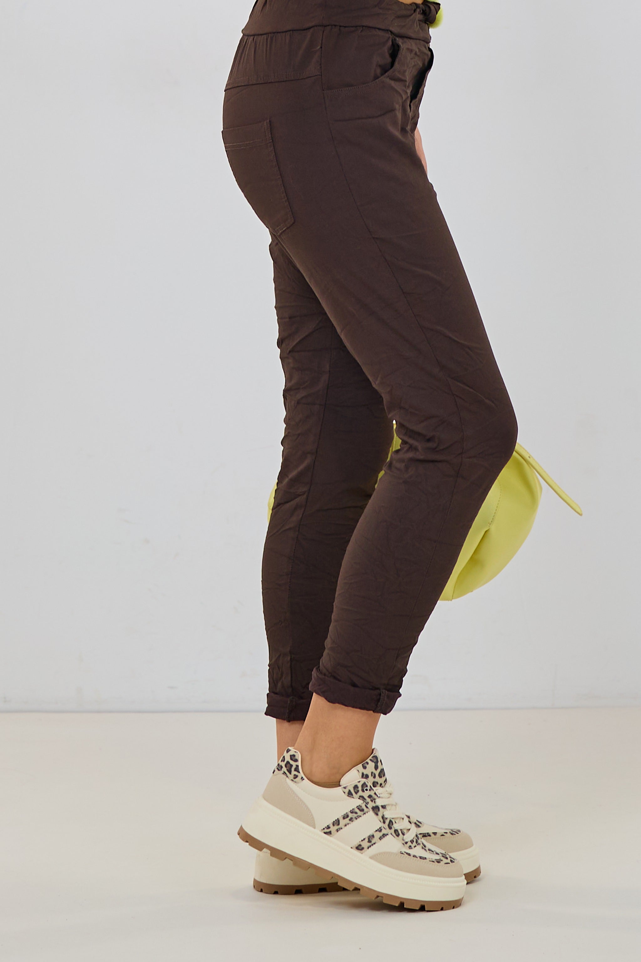 Hose mit elastischem Bund im Knitterlook, schoko