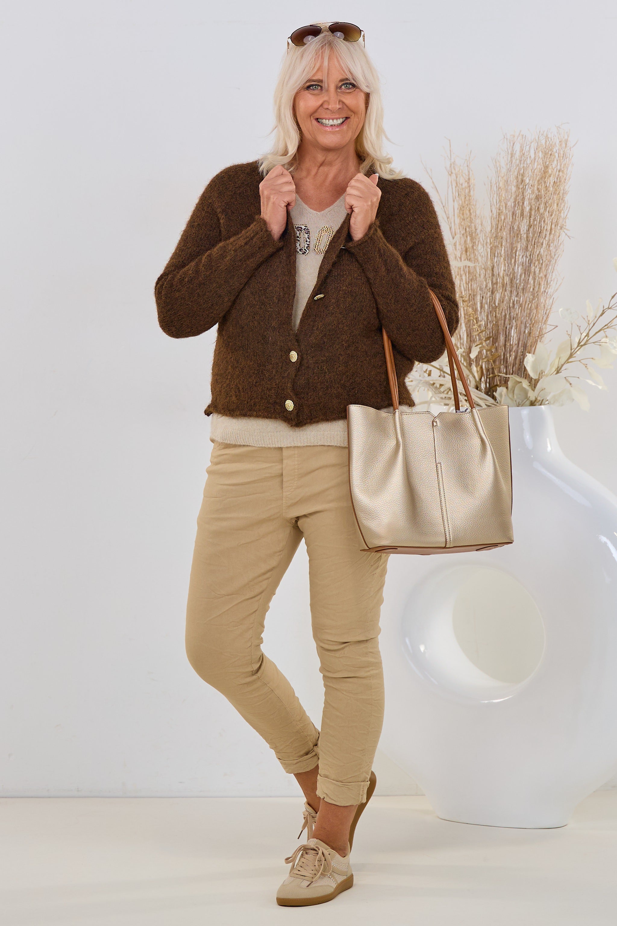 Cardigan mit goldfarbenen Knöpfen, braun