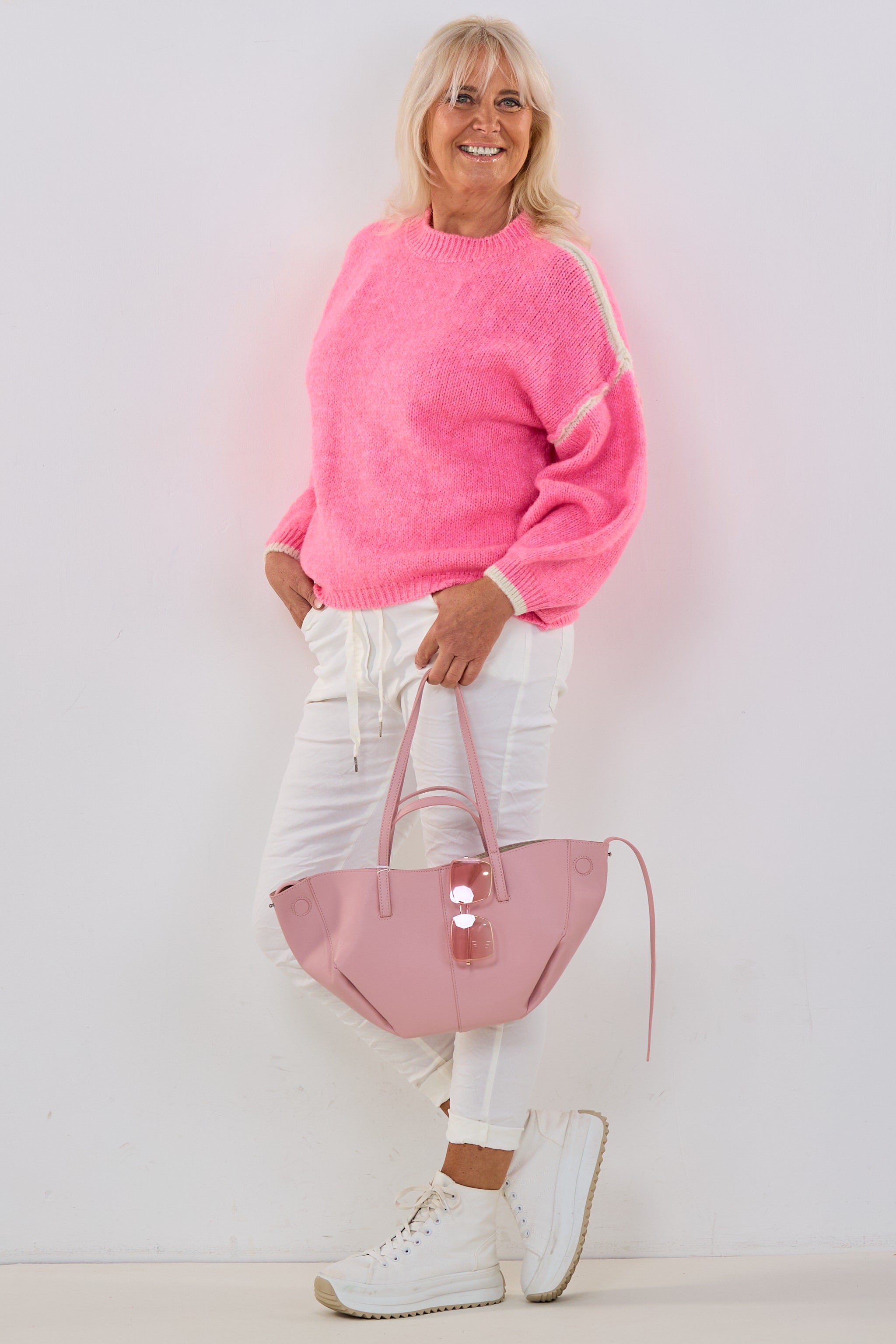 Bicolor Strickpullover mit außenliegenden Nähten, pink-ecru