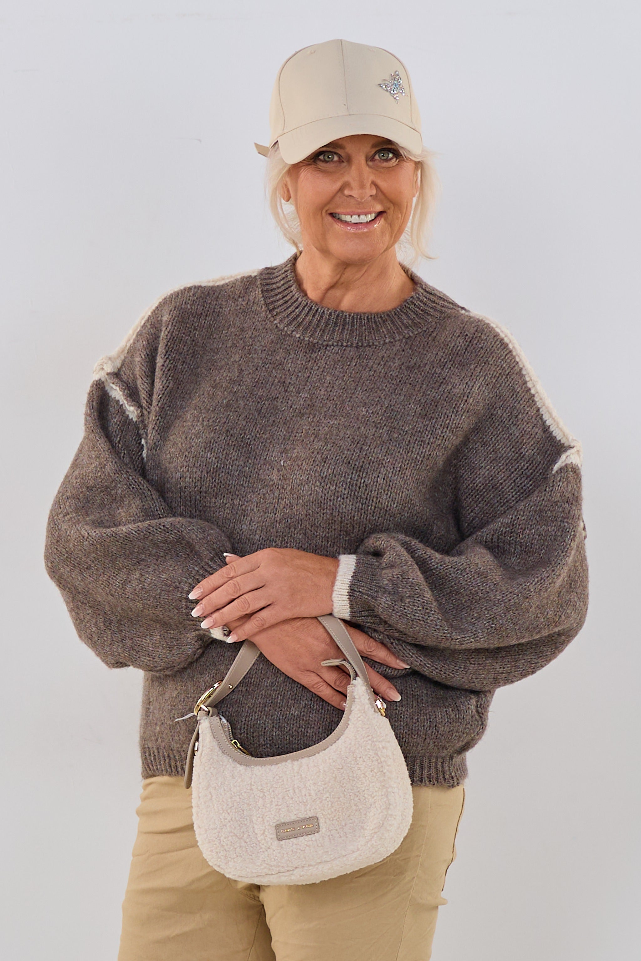 Bicolor Strickpullover mit außenliegenden Nähten, schlamm-ecru