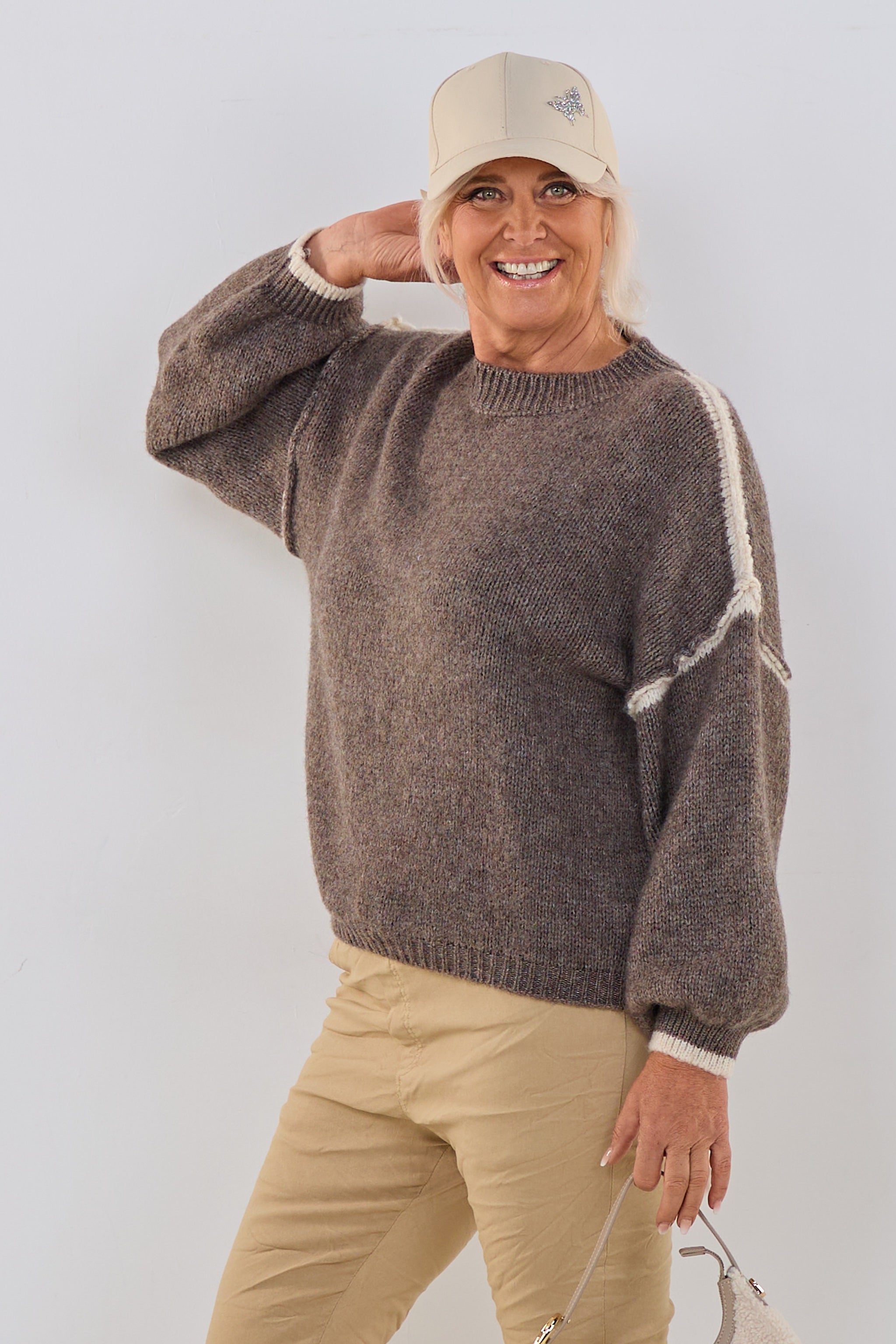 Bicolor Strickpullover mit außenliegenden Nähten, schlamm-ecru
