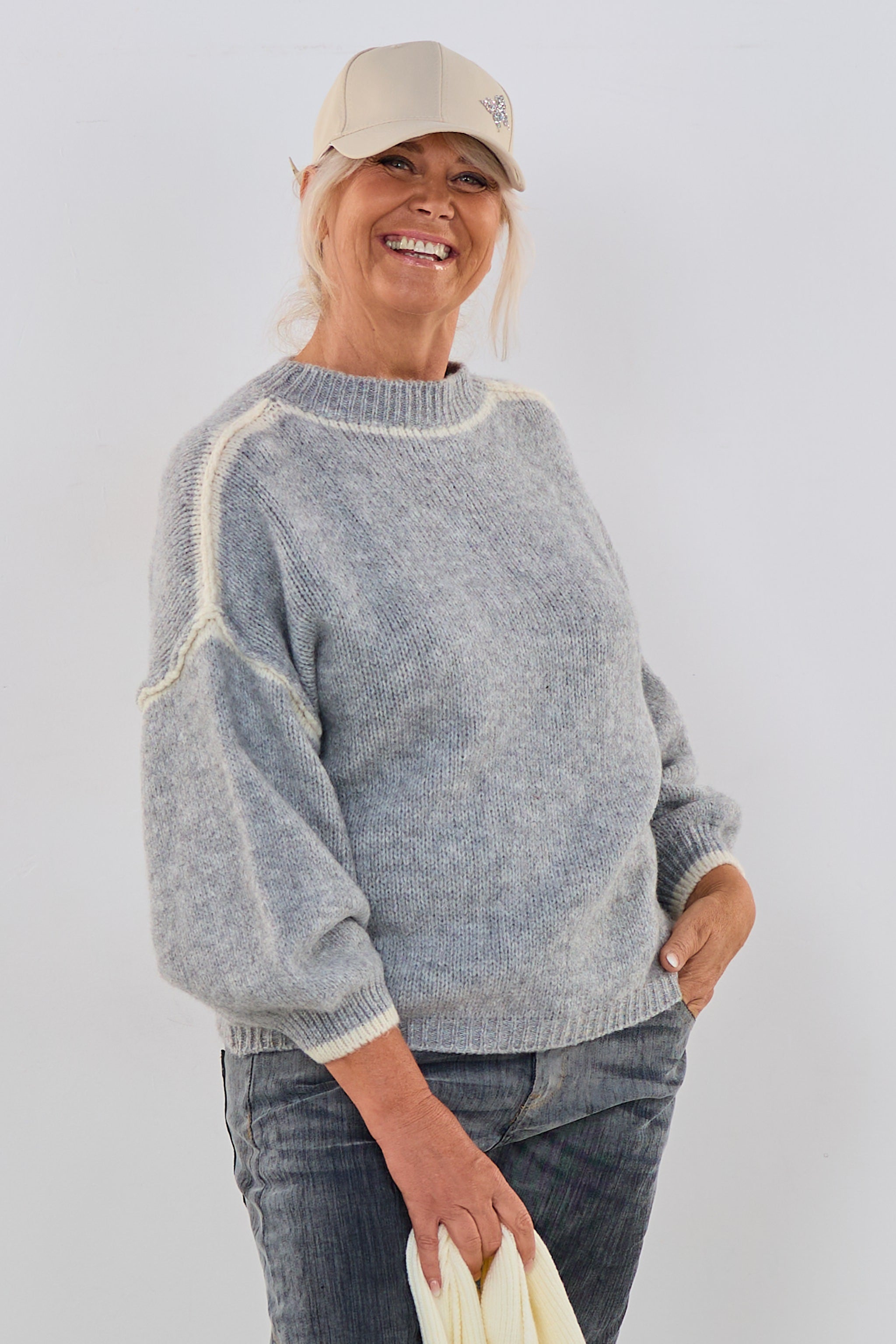 Bicolor Strickpullover mit außenliegenden Nähten, grau-ecru