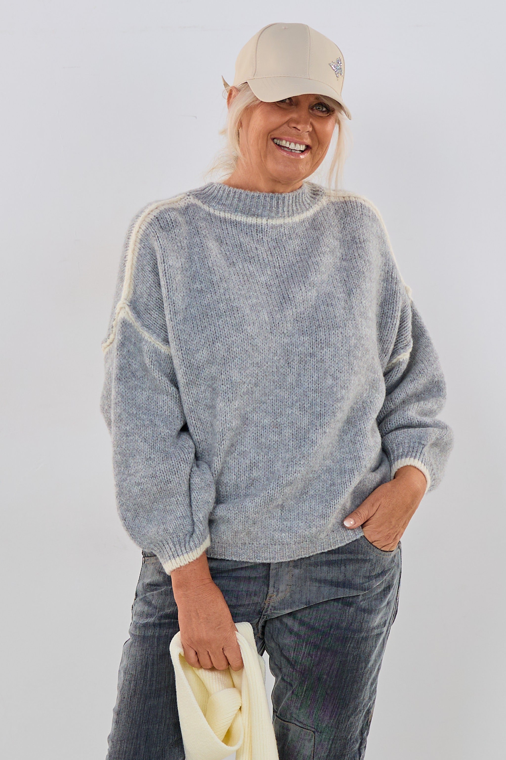 Bicolor Strickpullover mit außenliegenden Nähten, grau-ecru
