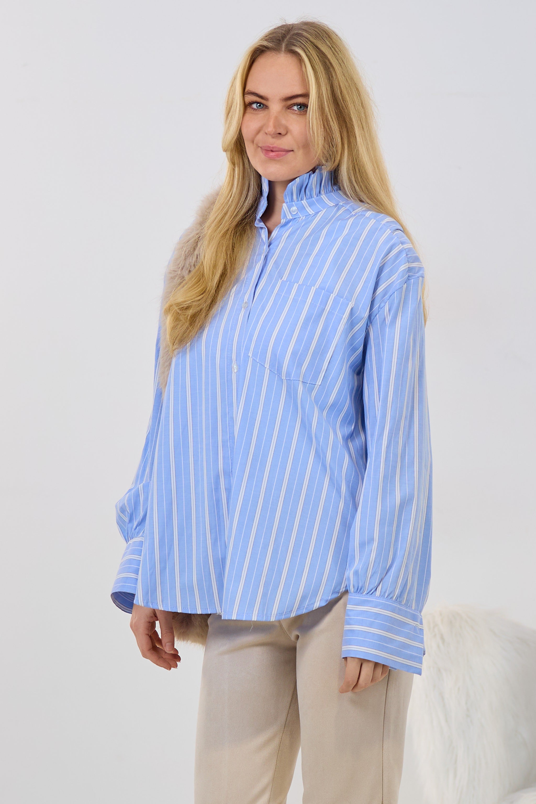 Bluse mit Stehkragen und Streifen, hellblau-weiß