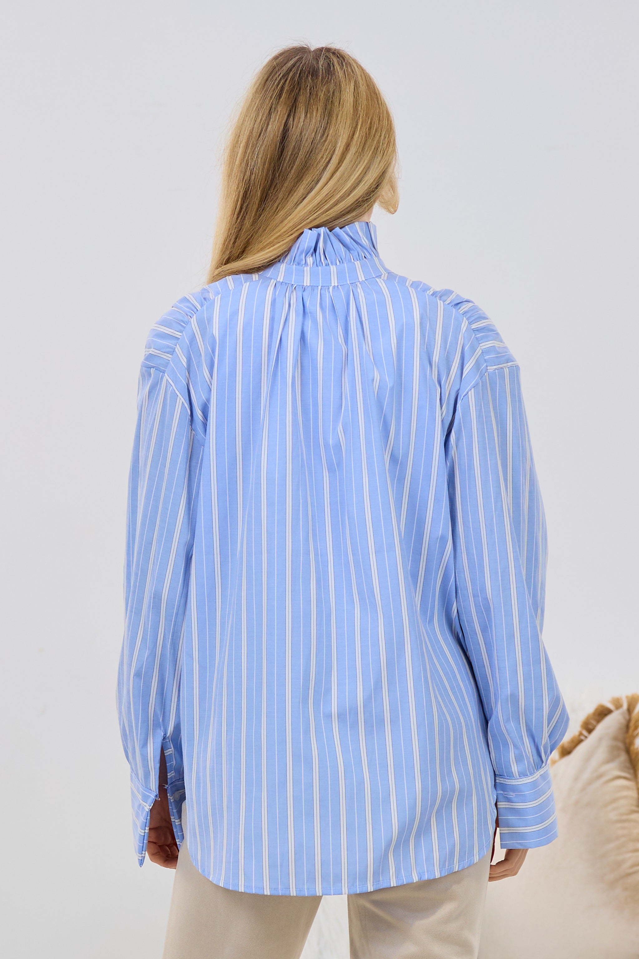 Bluse mit Stehkragen und Streifen, hellblau-weiß