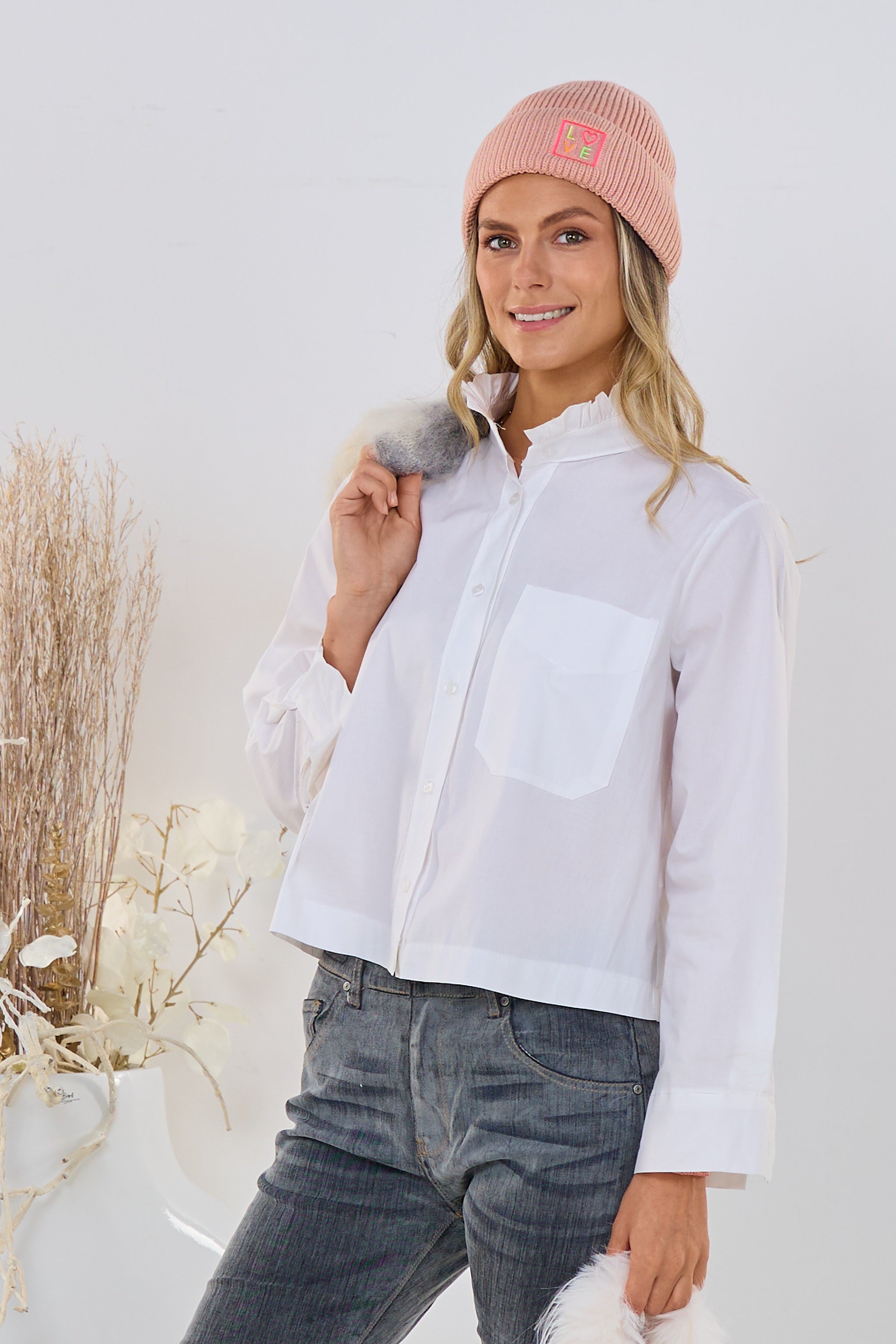Kurze Bluse mit Rüschen-Stehkragen, weiß