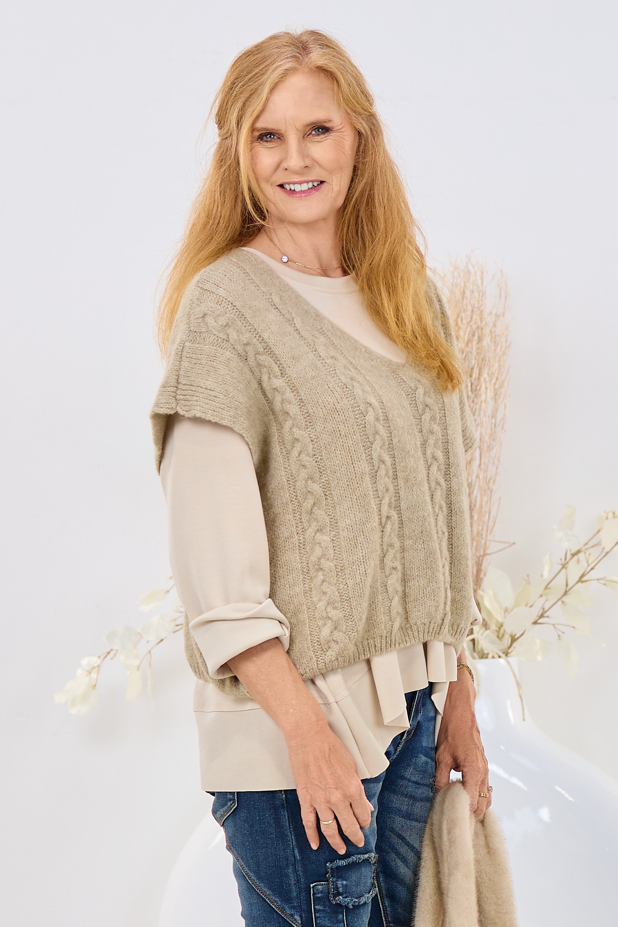 Weiter, weicher Pullunder mit Zopfmuster, beige