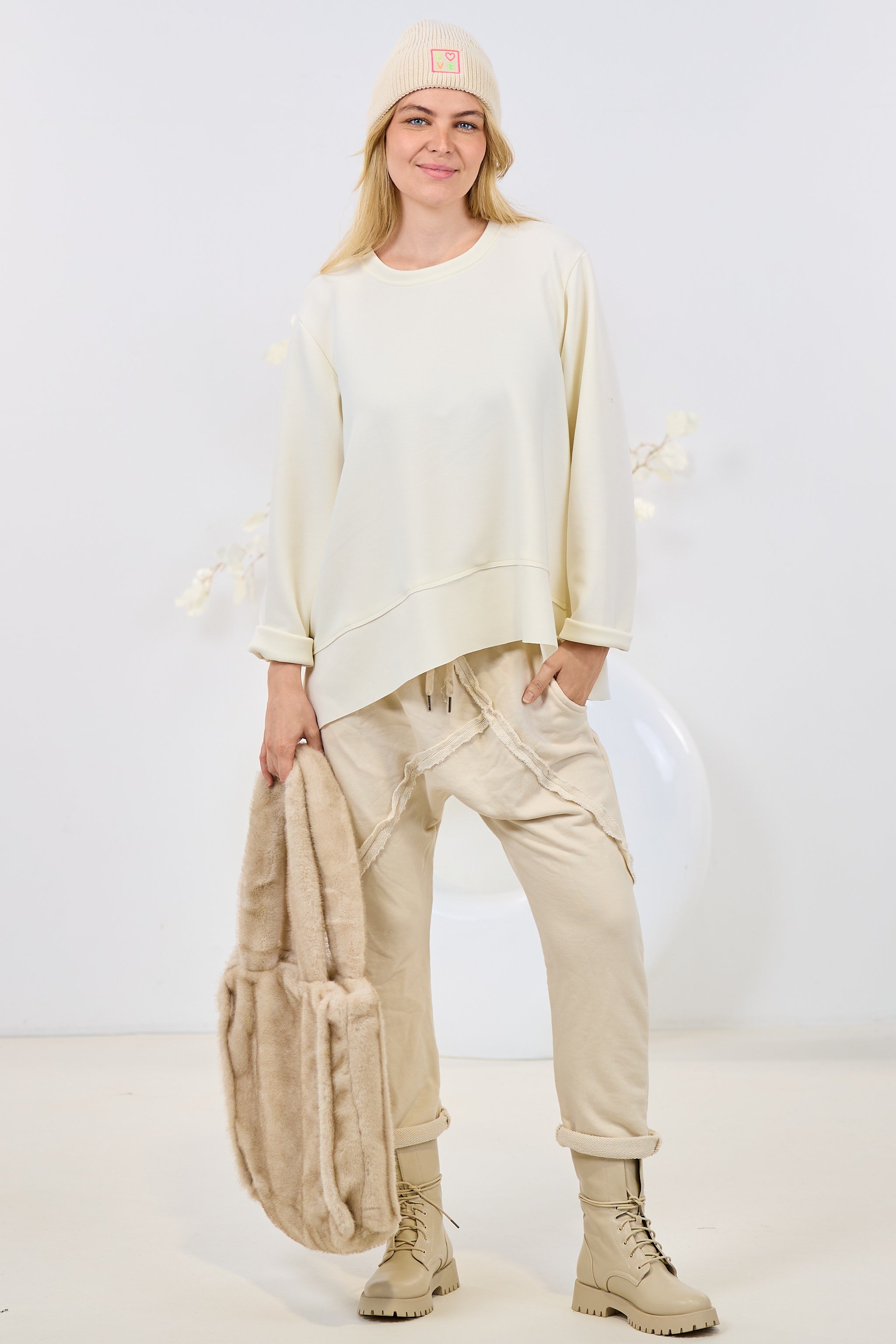 Baggy Hose mit schräger Naht, beige