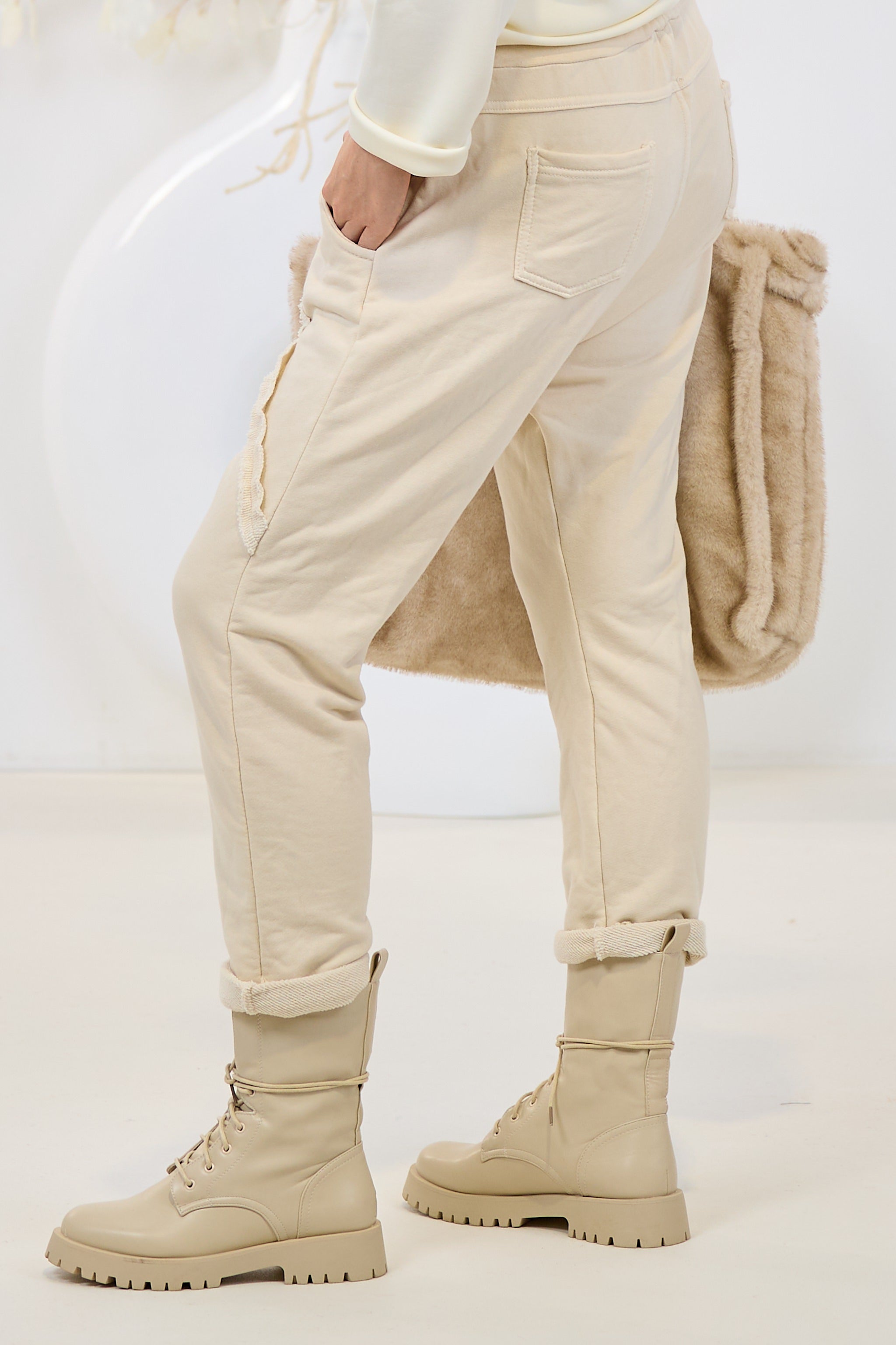 Baggy Hose mit schräger Naht, beige