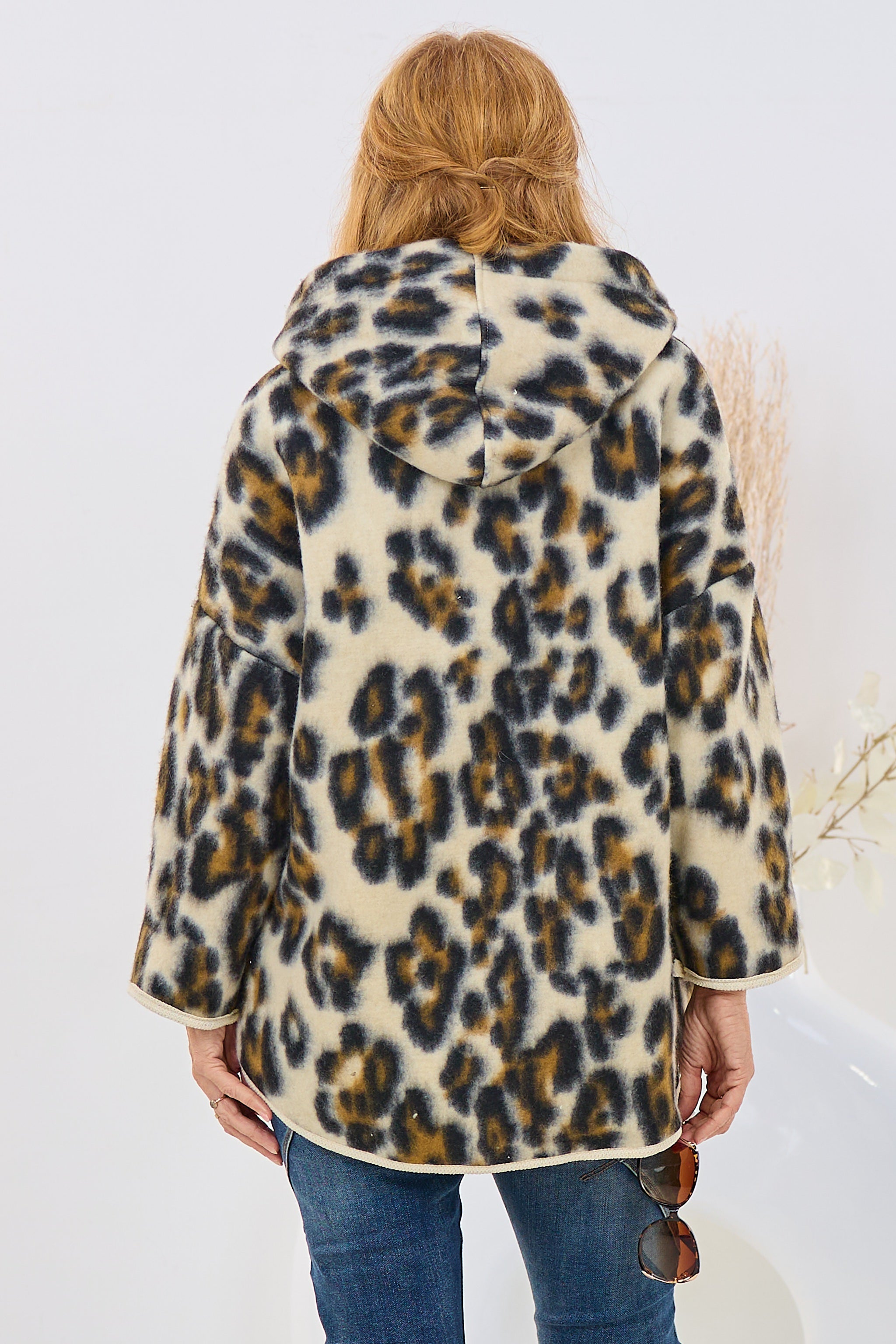 Kuschelige Kapuzenjacke im Leo-Look, leo