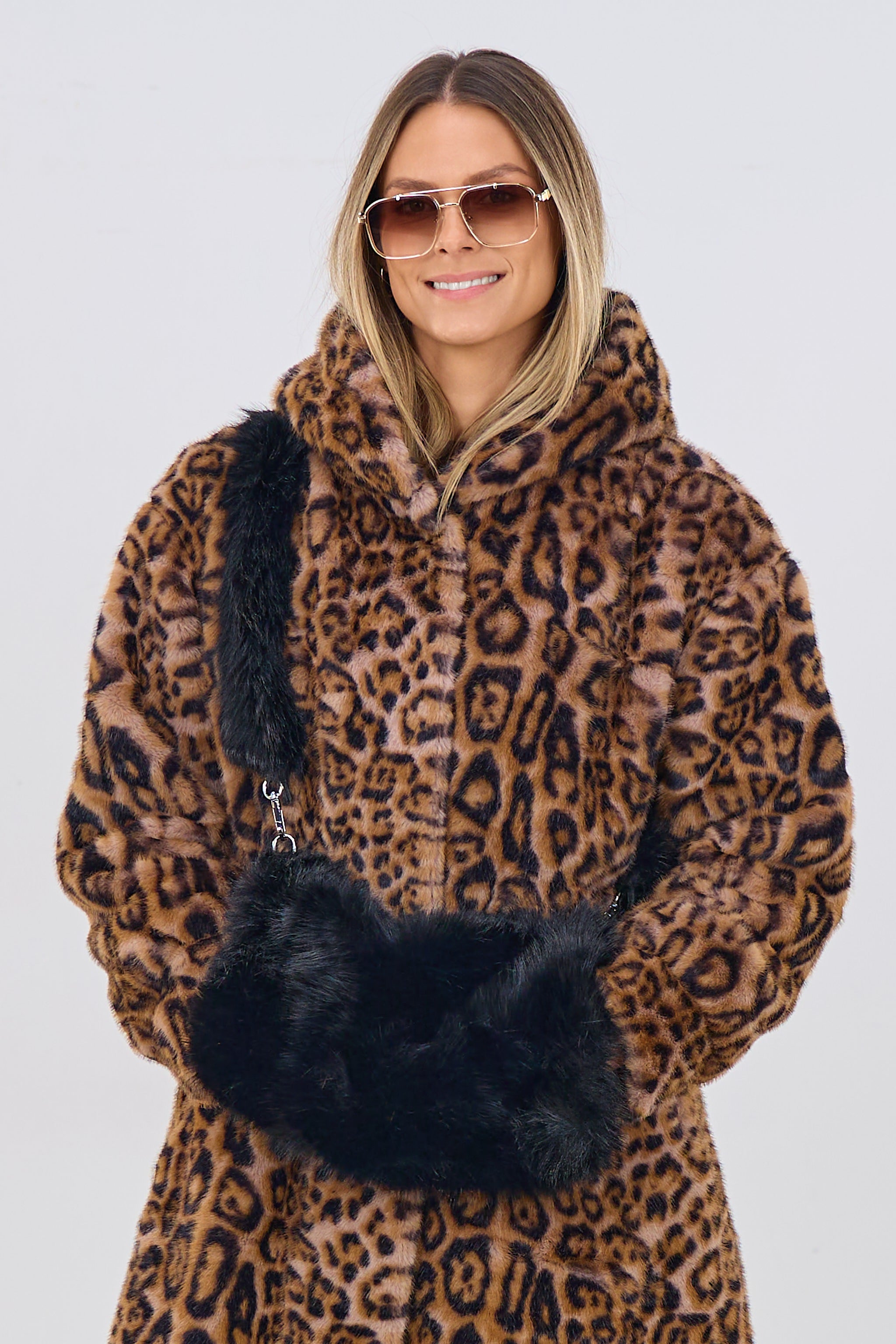 flauschige Umhängetasche mit Muff, schwarz
