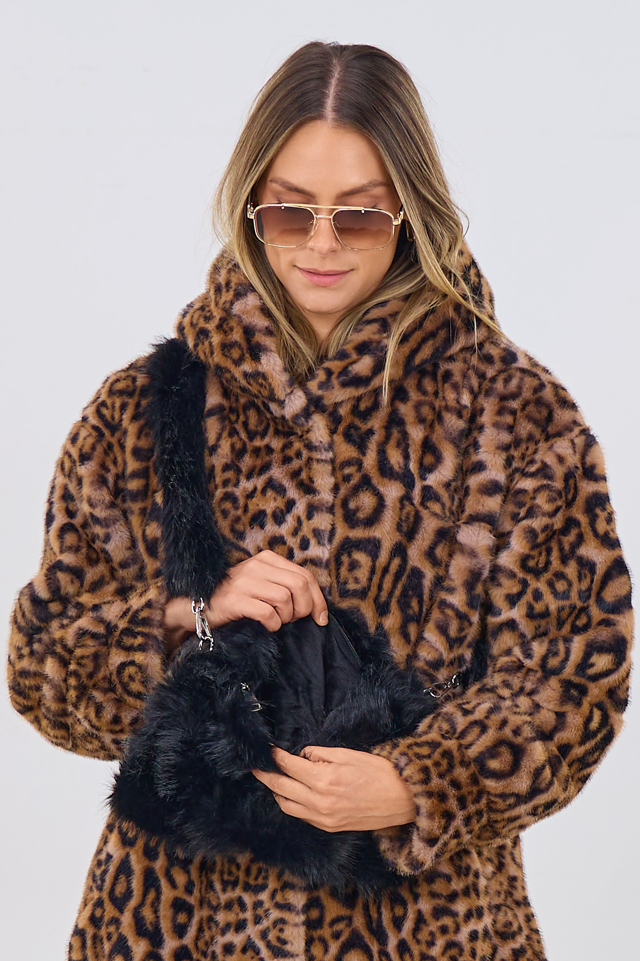 flauschige Umhängetasche mit Muff, schwarz