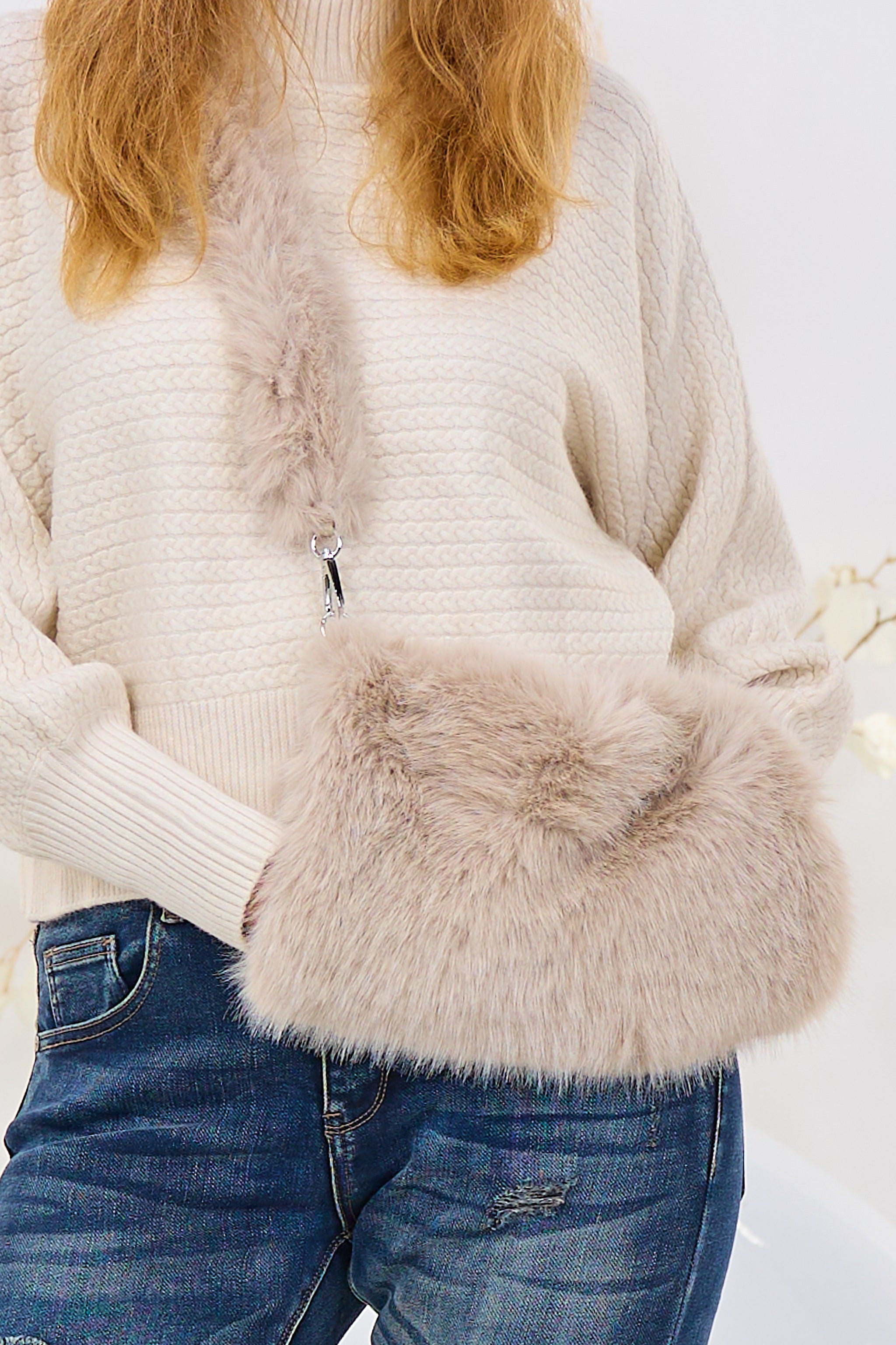 flauschige Umhängetasche mit Muff, beige