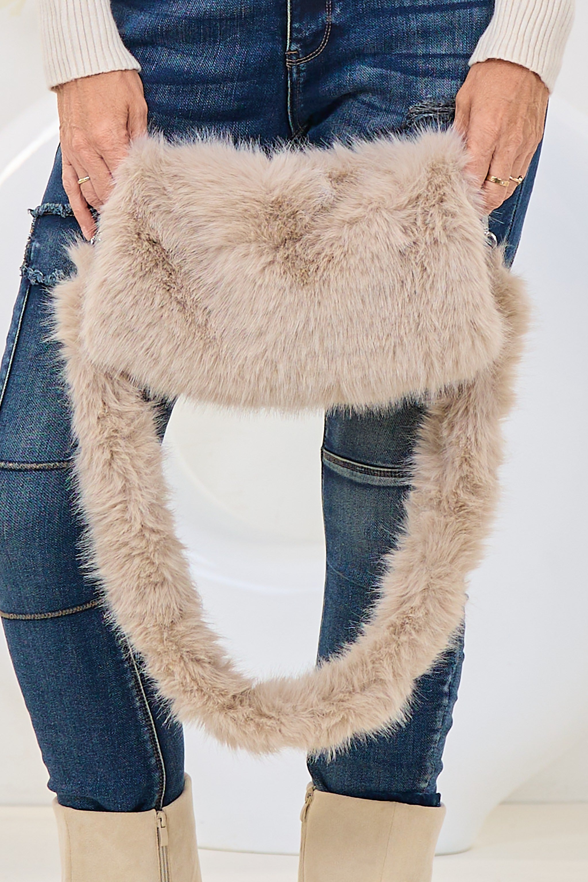 flauschige Umhängetasche mit Muff, beige