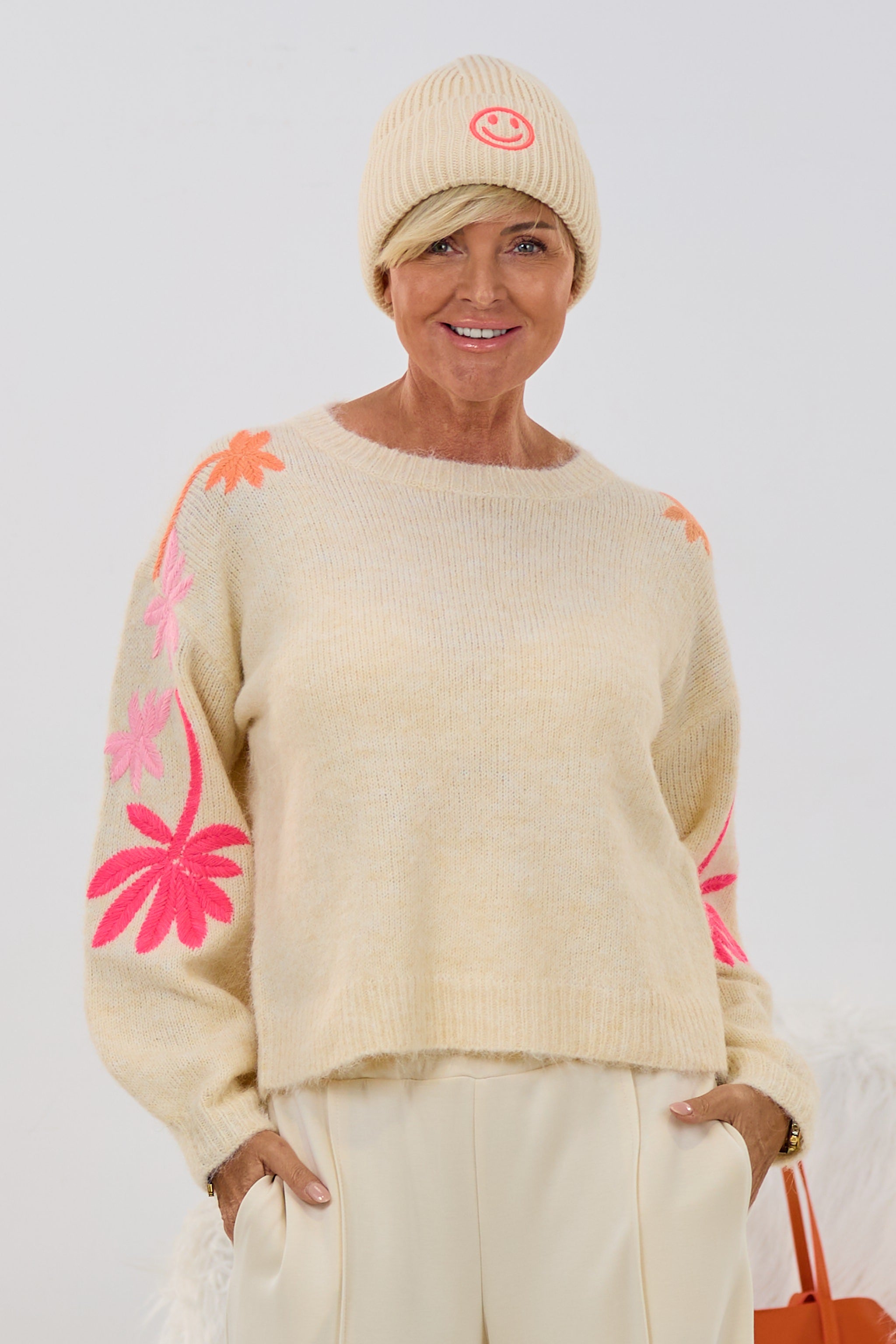 Strickpulli mit Stickerei, creme-meliert