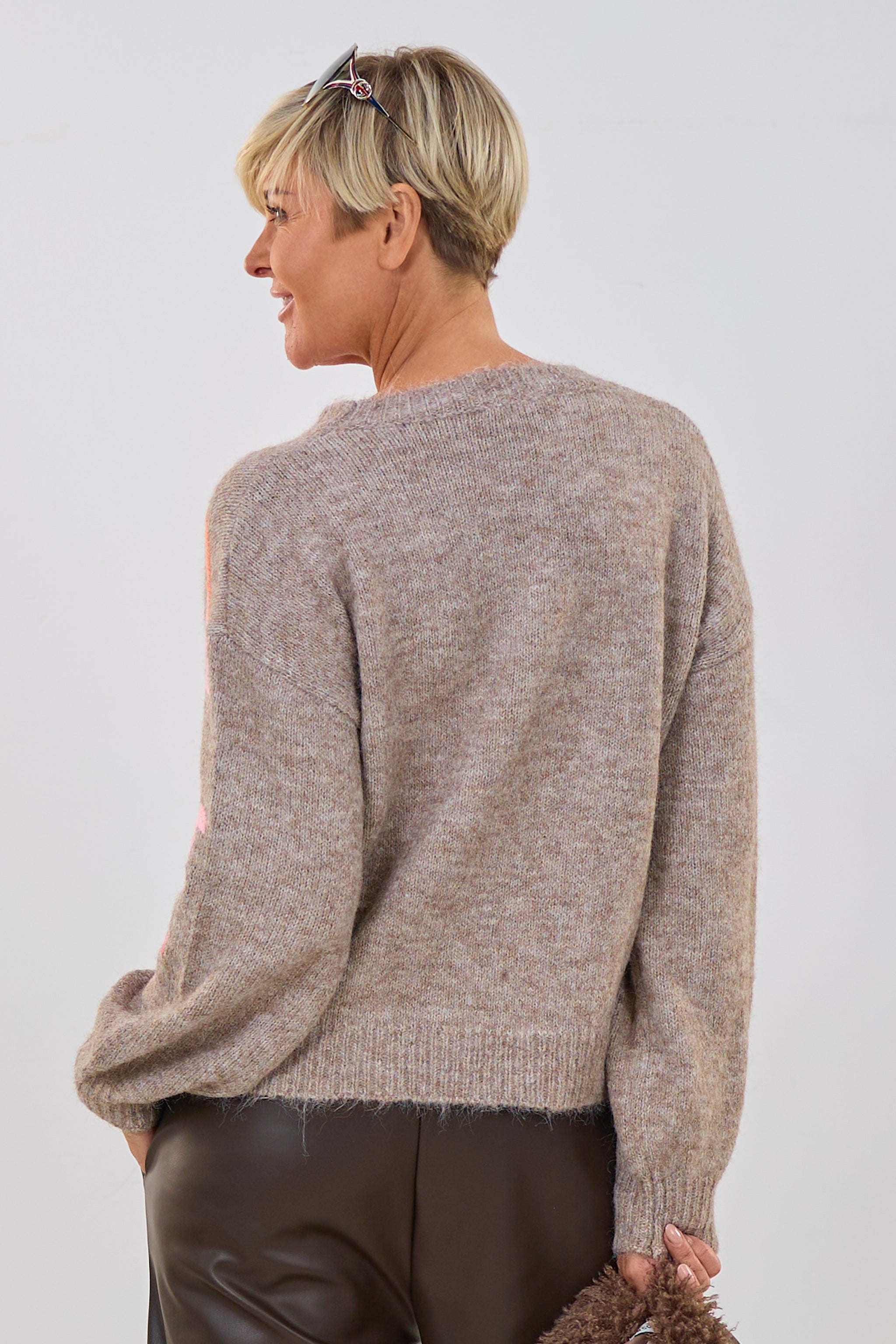 Strickpulli mit Stickerei, taupe-meliert