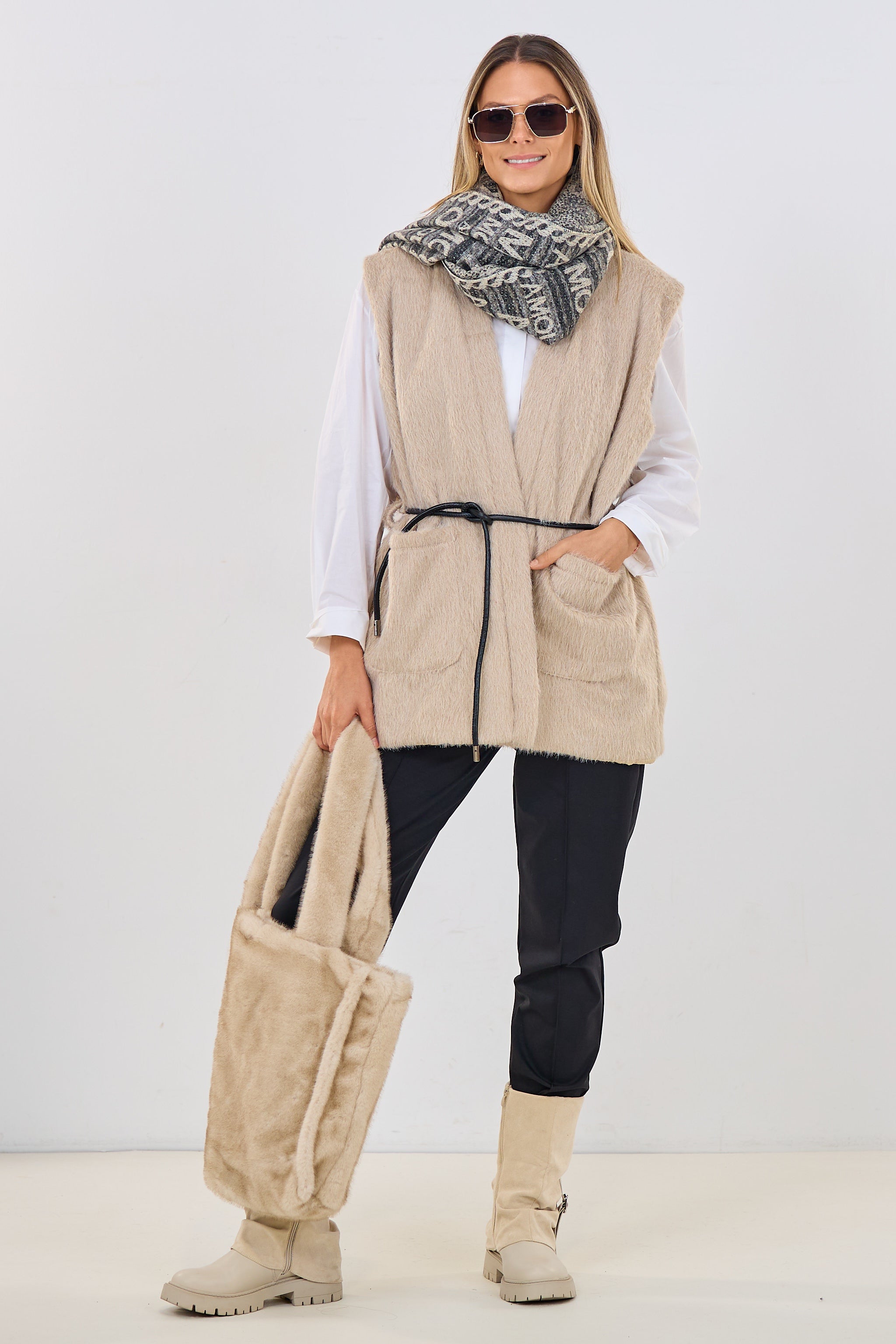 Flauschige Longweste mit Bindegürtel, beige