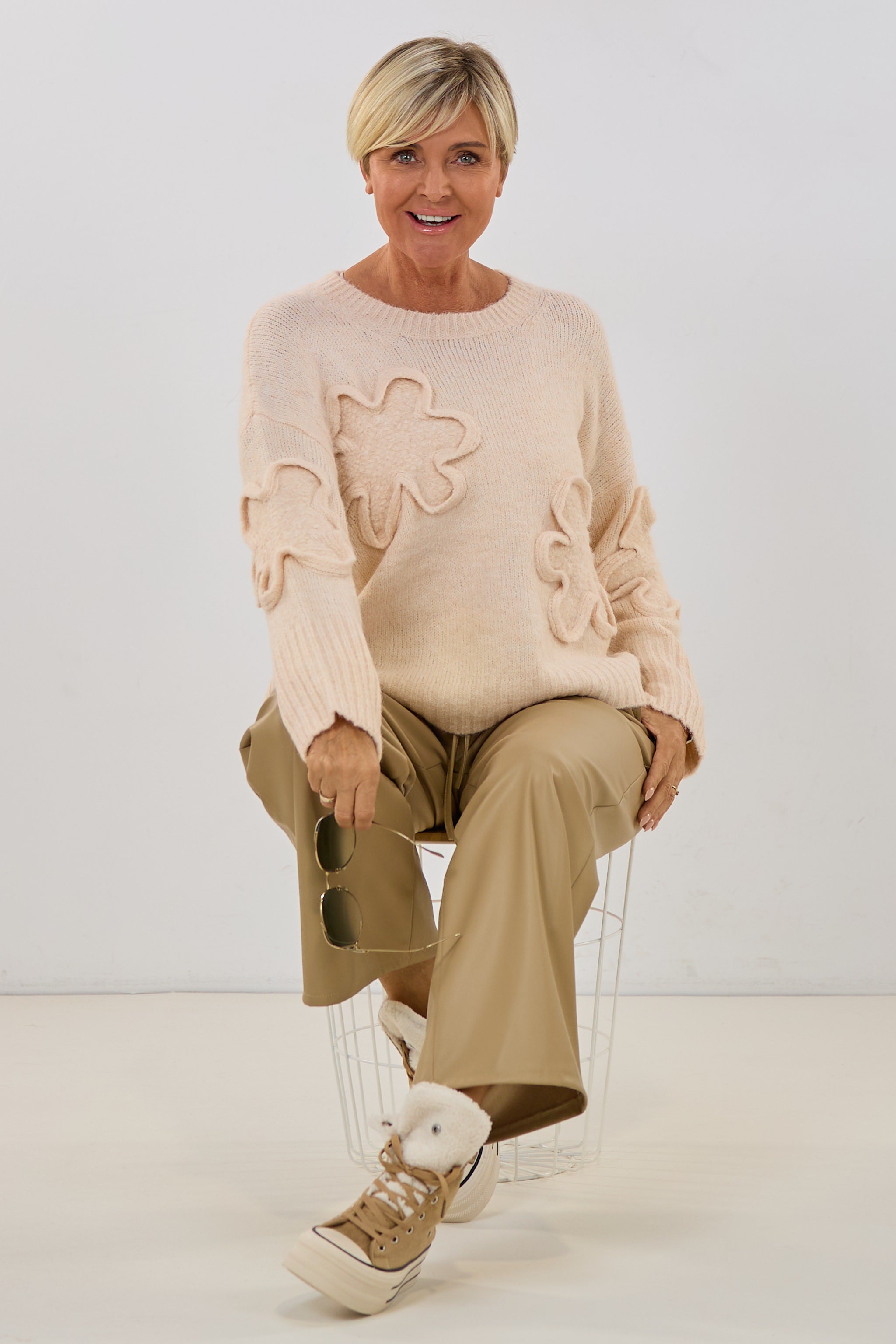 Strickpulli mit Blumen, hell apricot