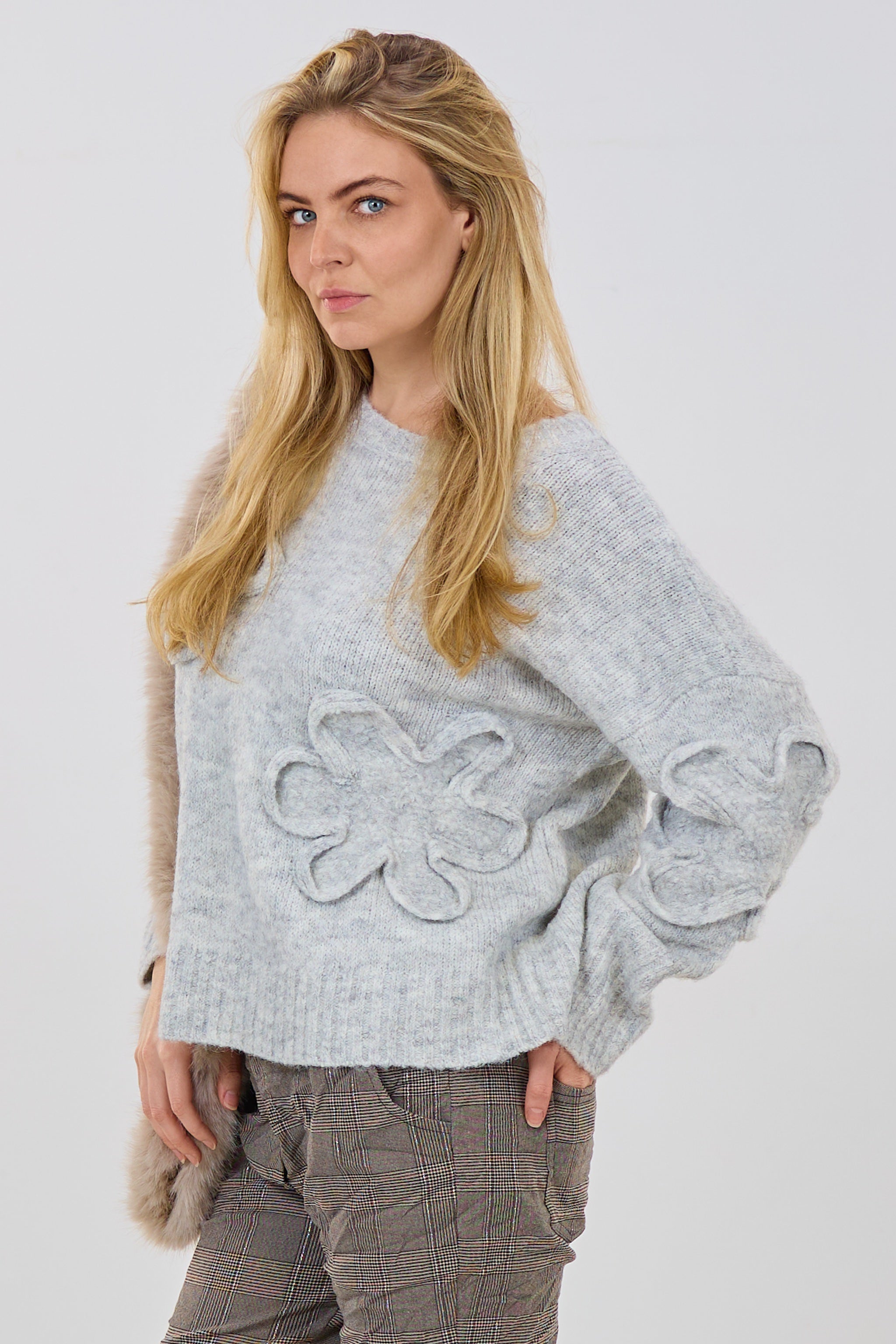 Strickpulli mit Blumen, hellgrau