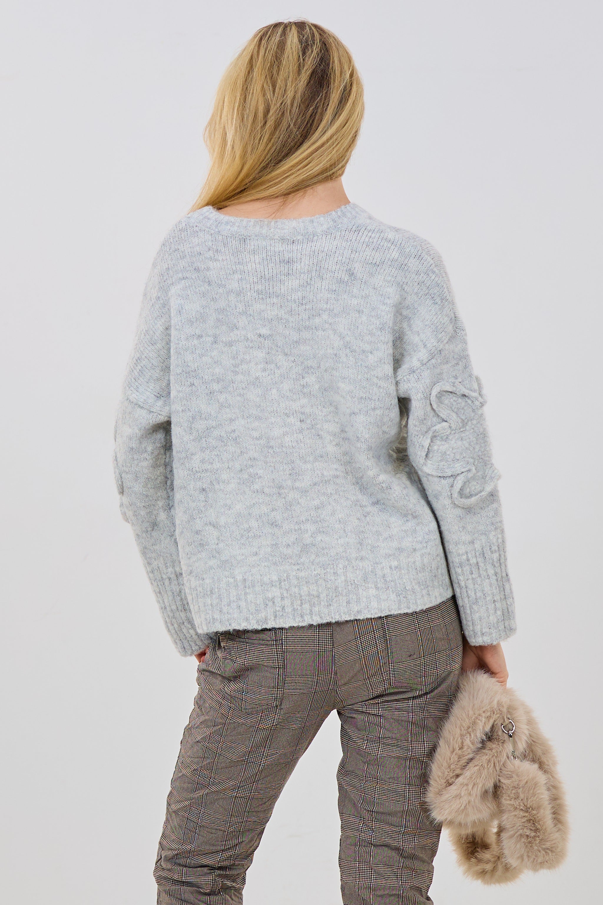 Strickpulli mit Blumen, hellgrau