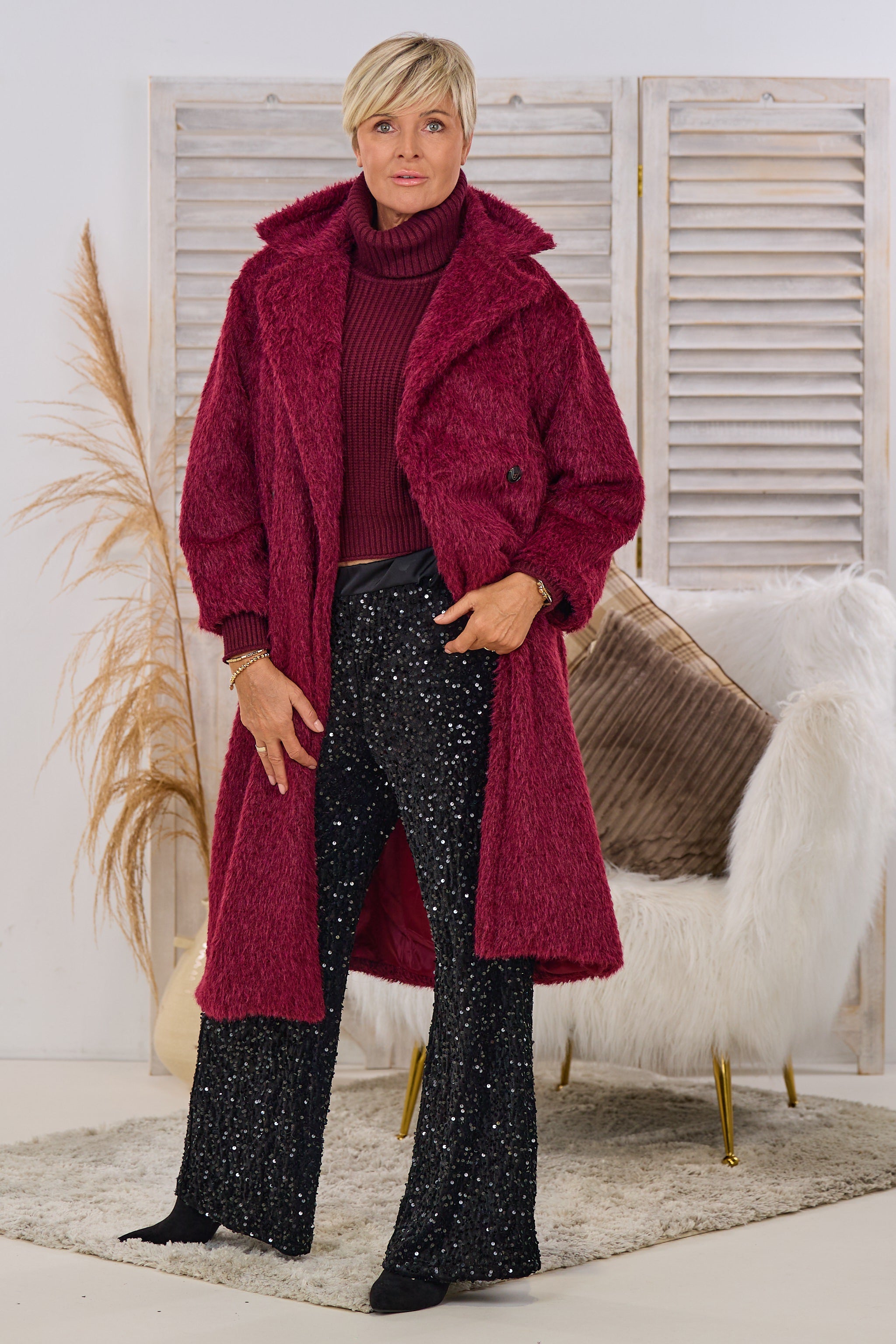 Kuscheliger Mantel in Felloptik, bordeaux