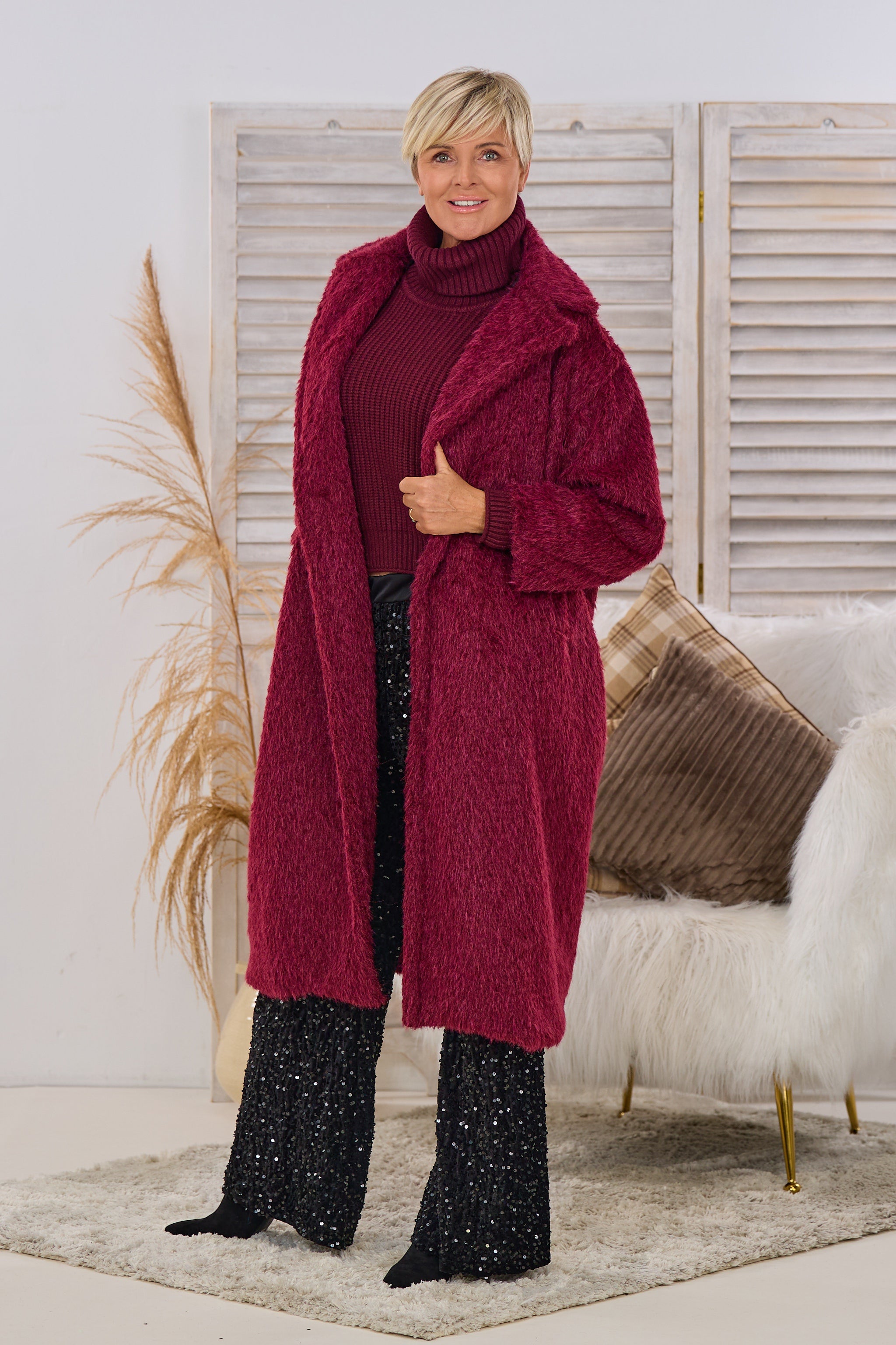 Kuscheliger Mantel in Felloptik, bordeaux