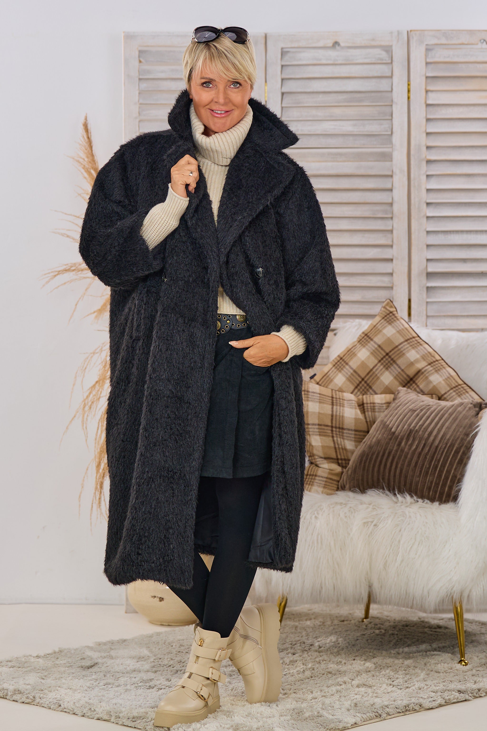 Kuscheliger Mantel in Felloptik, schwarz