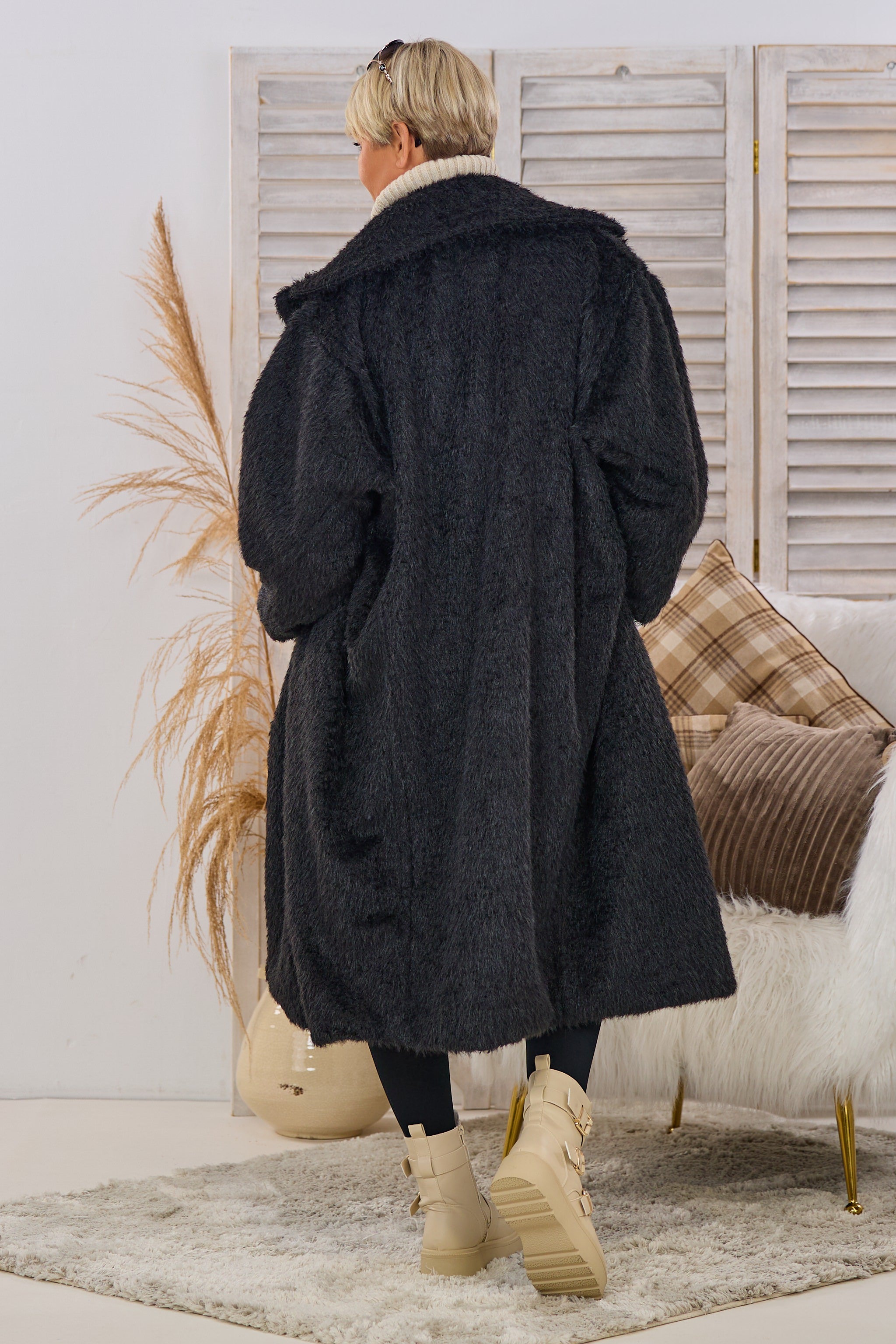 Kuscheliger Mantel in Felloptik, schwarz