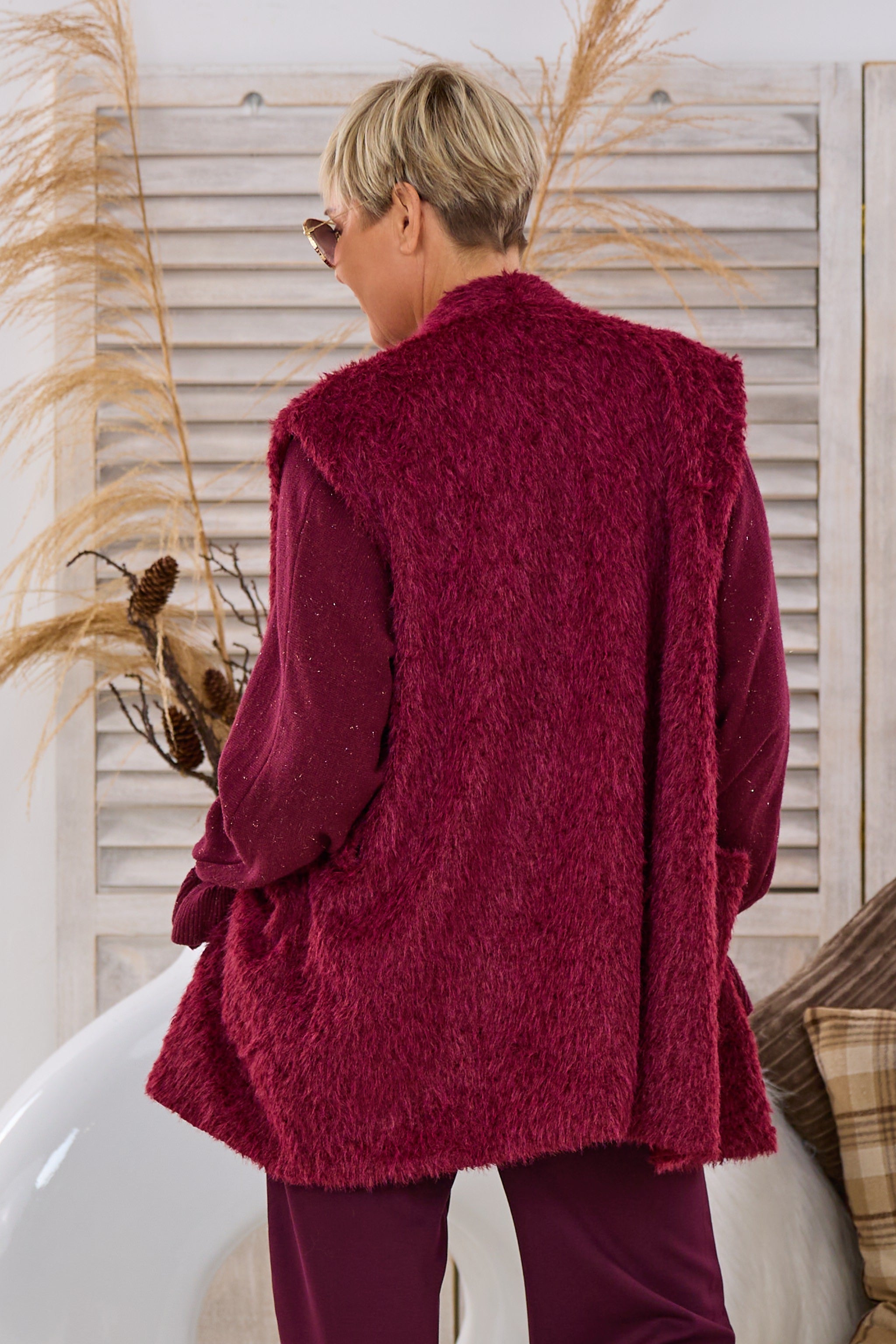 Flauschige Longweste mit Bindegürtel, bordeaux