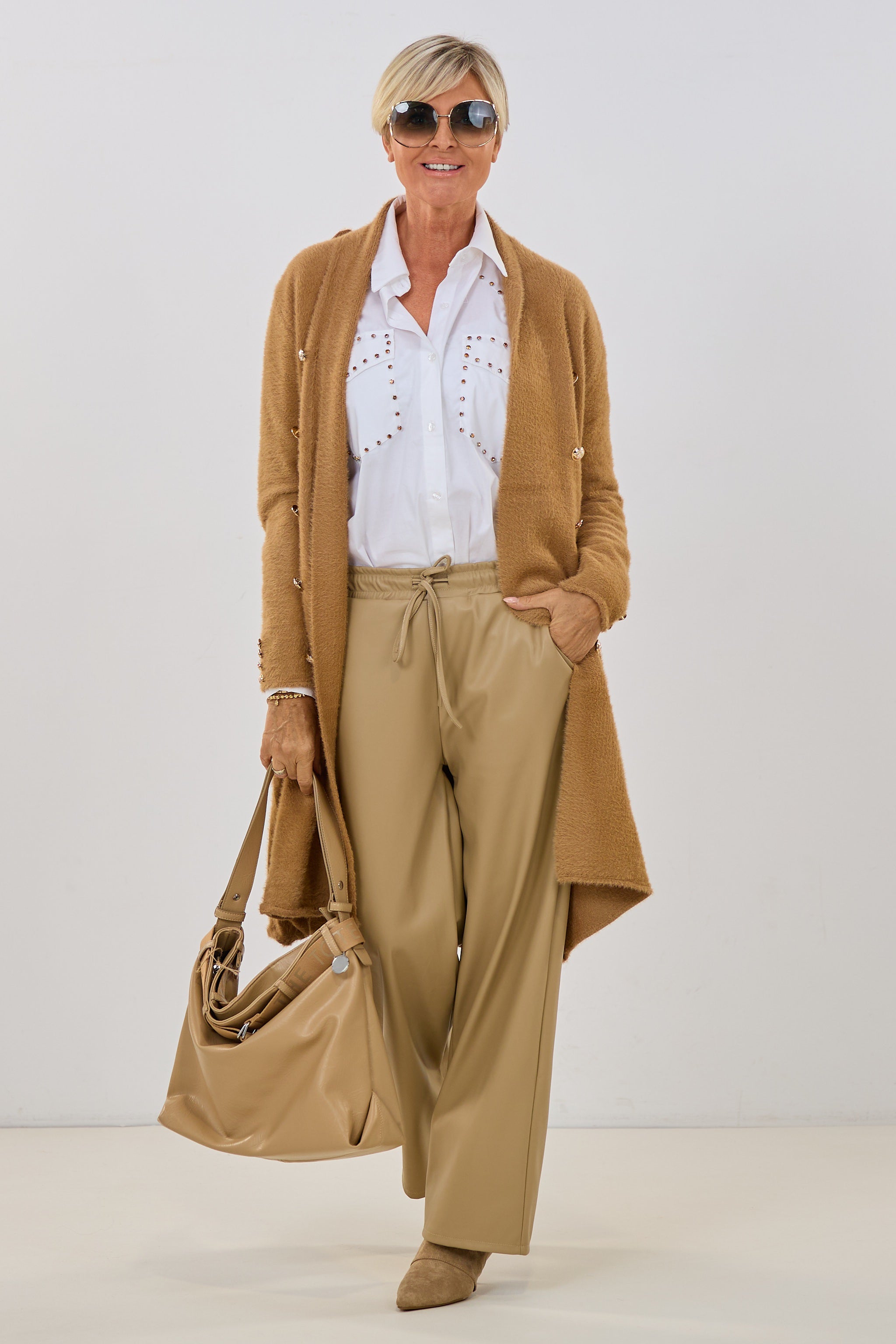 Flauschiger Strickmantel mit goldenen Knöpfen, camel