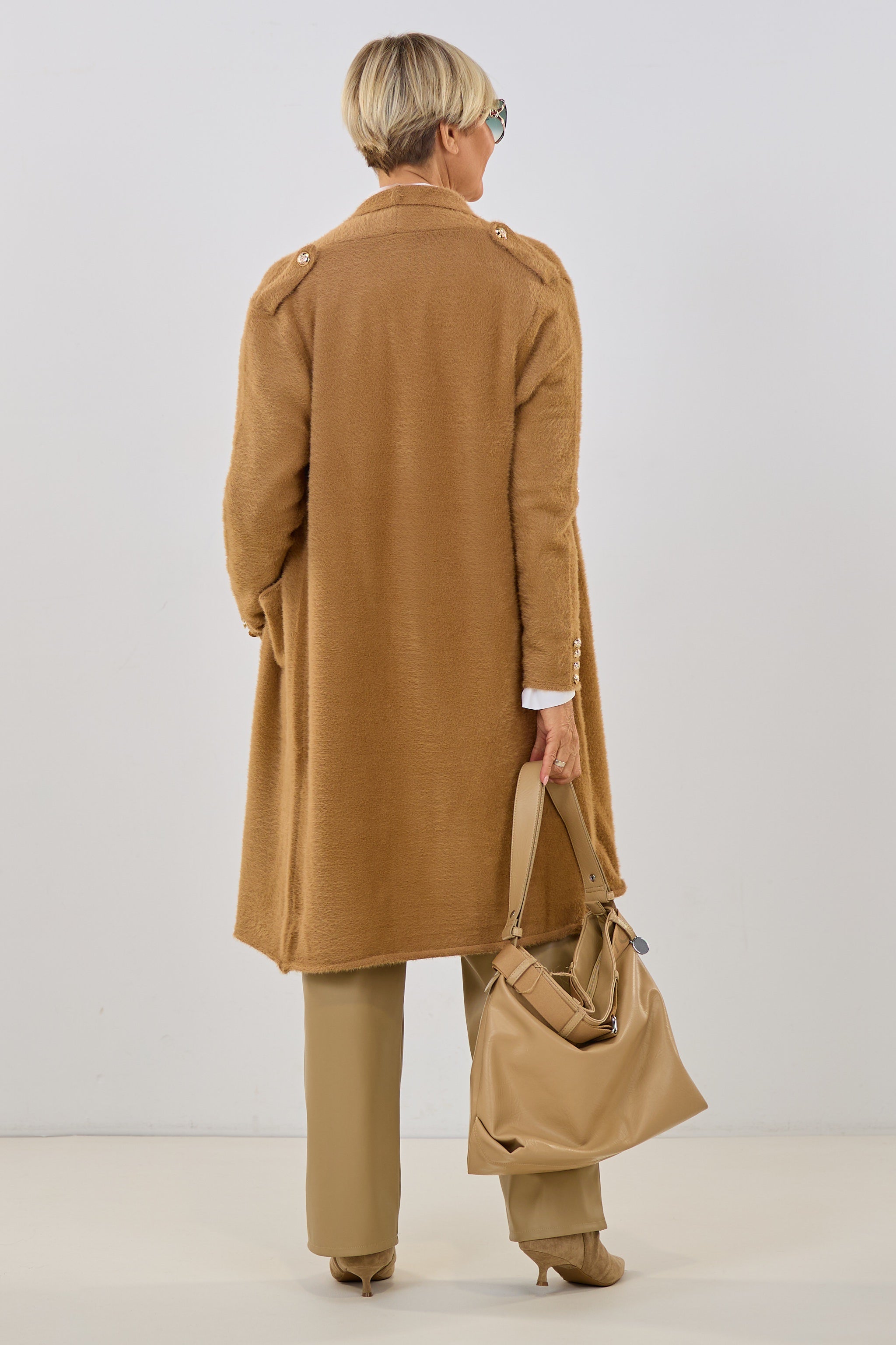 Flauschiger Strickmantel mit goldenen Knöpfen, camel