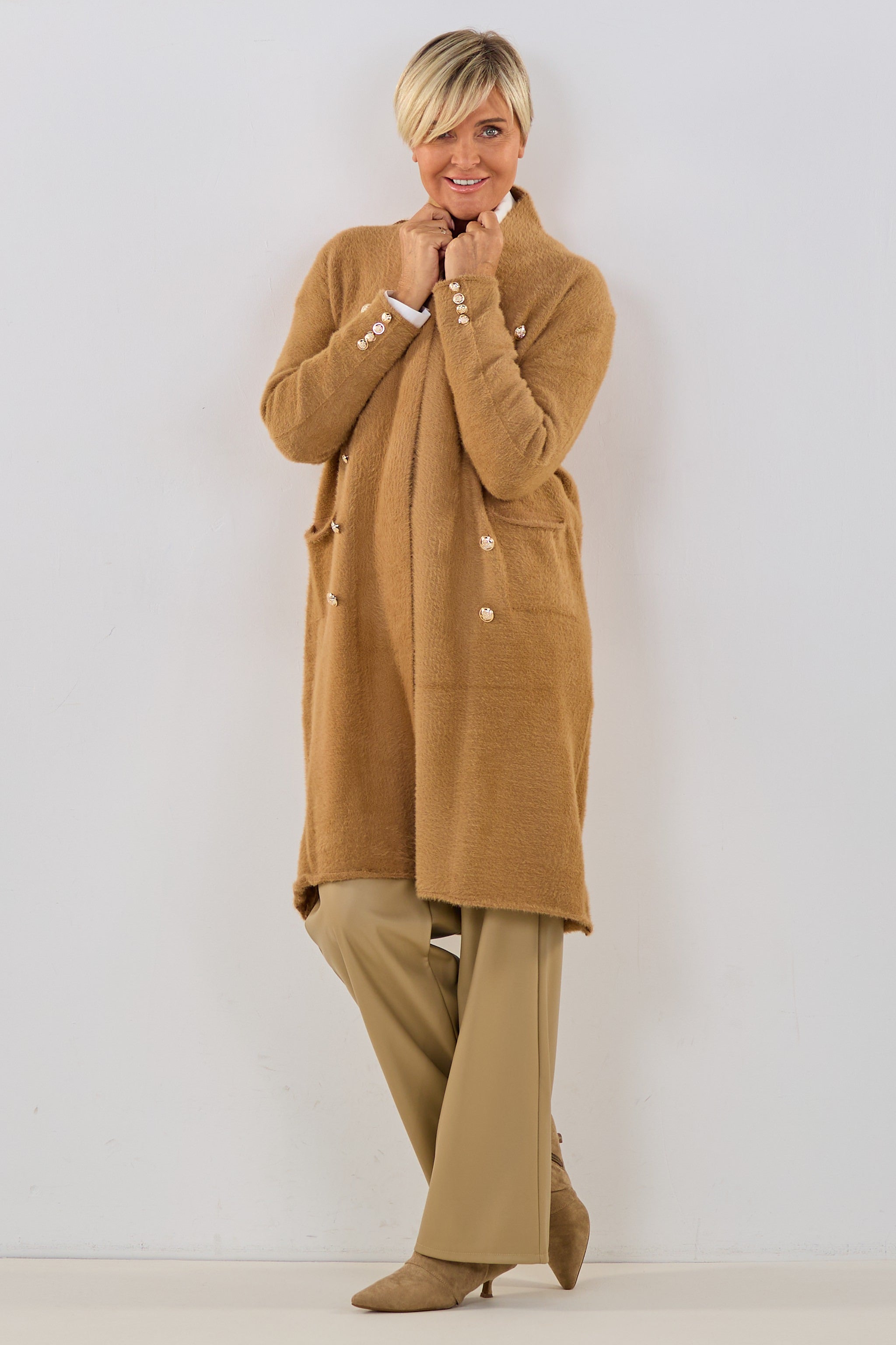 Flauschiger Strickmantel mit goldenen Knöpfen, camel