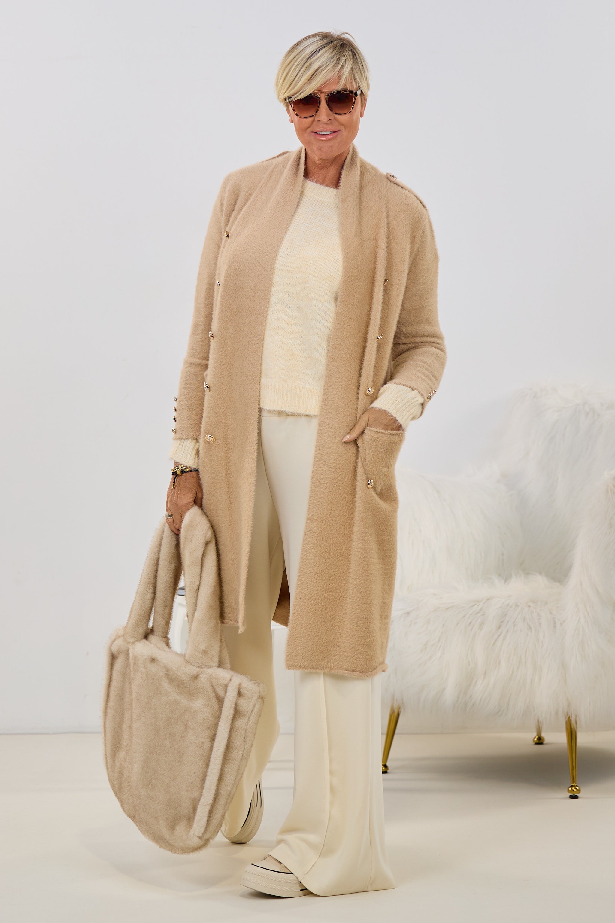 Flauschiger Strickmantel mit goldenen Knöpfen, beige