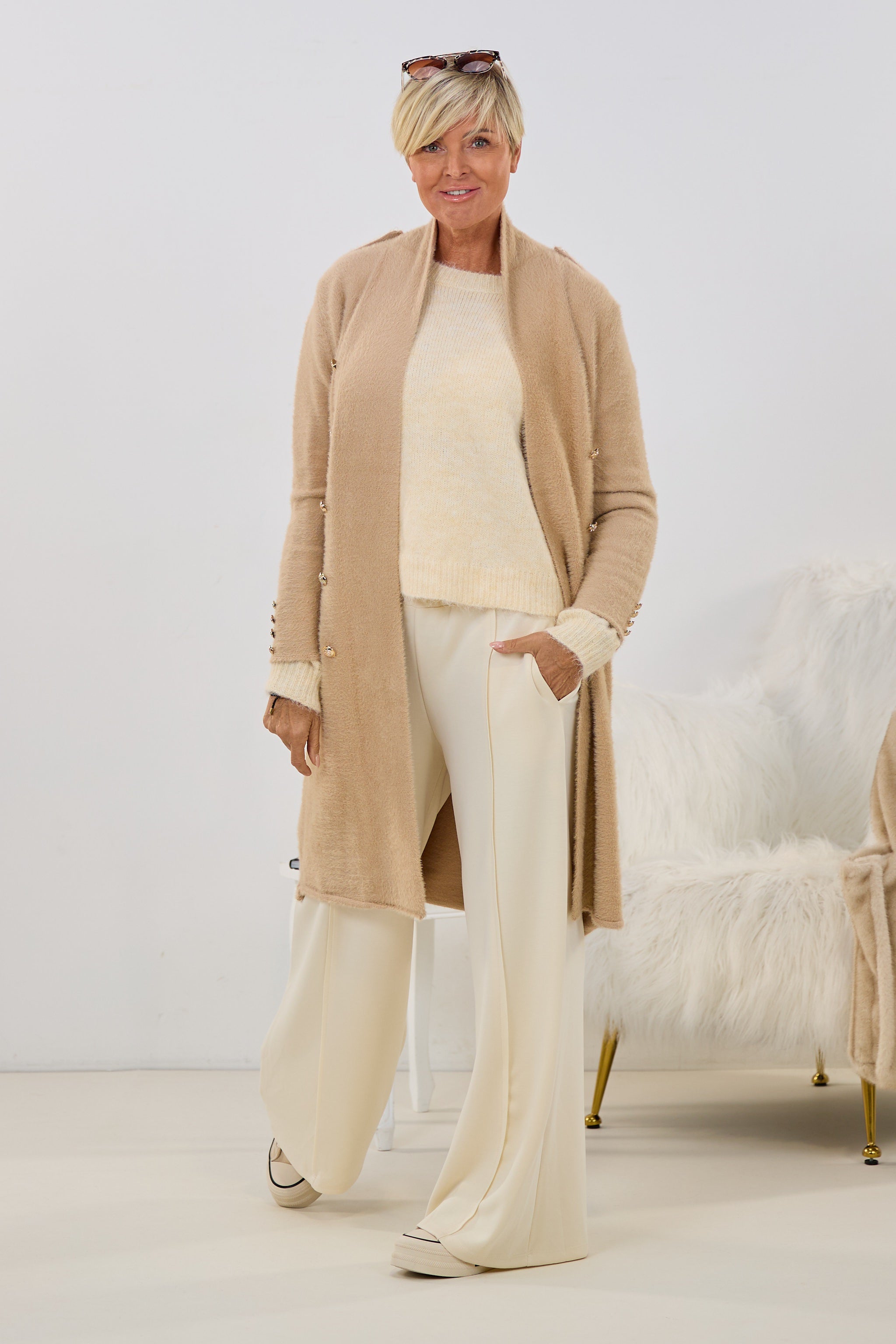 Flauschiger Strickmantel mit goldenen Knöpfen, beige