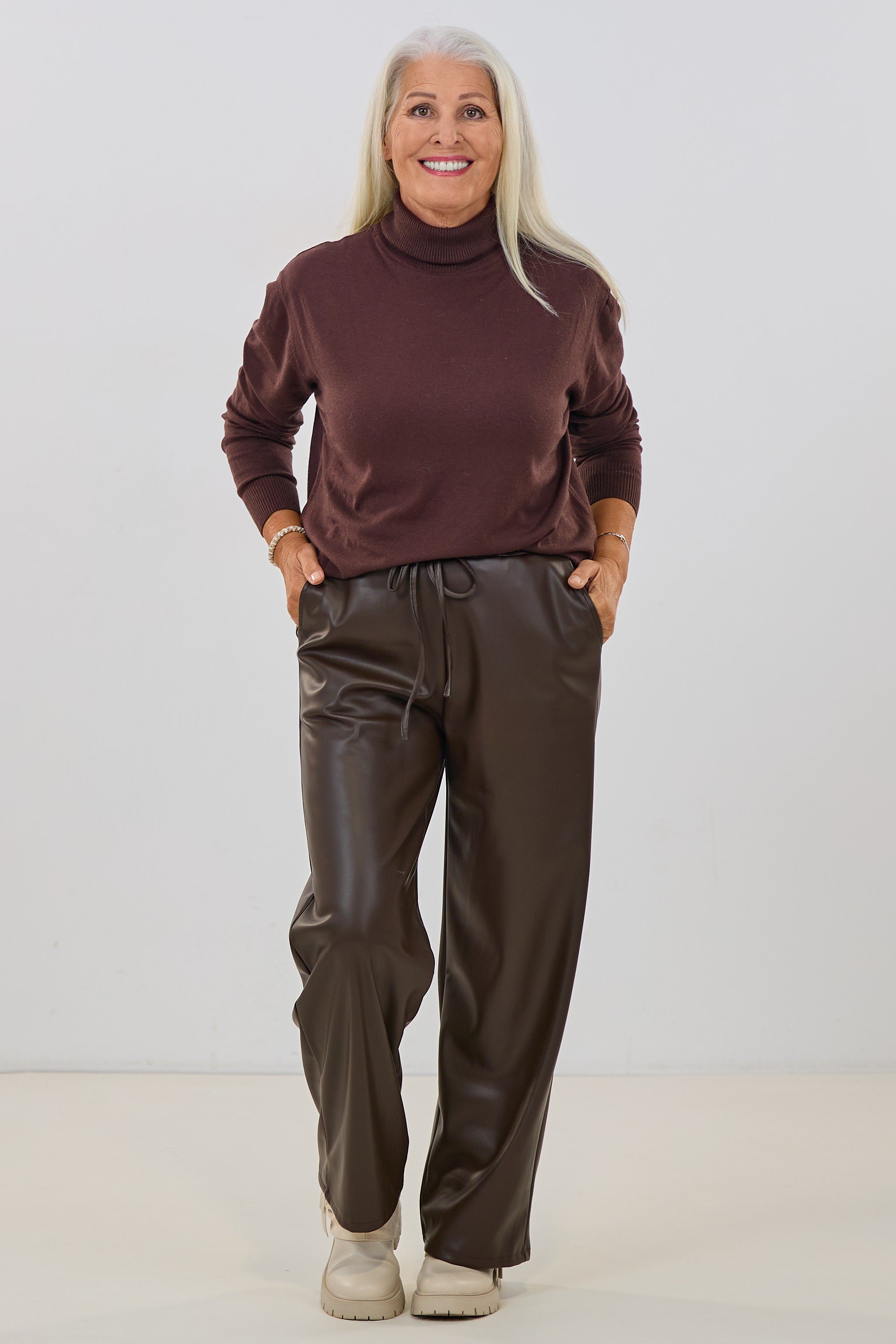 Faux leather pants, chocolate