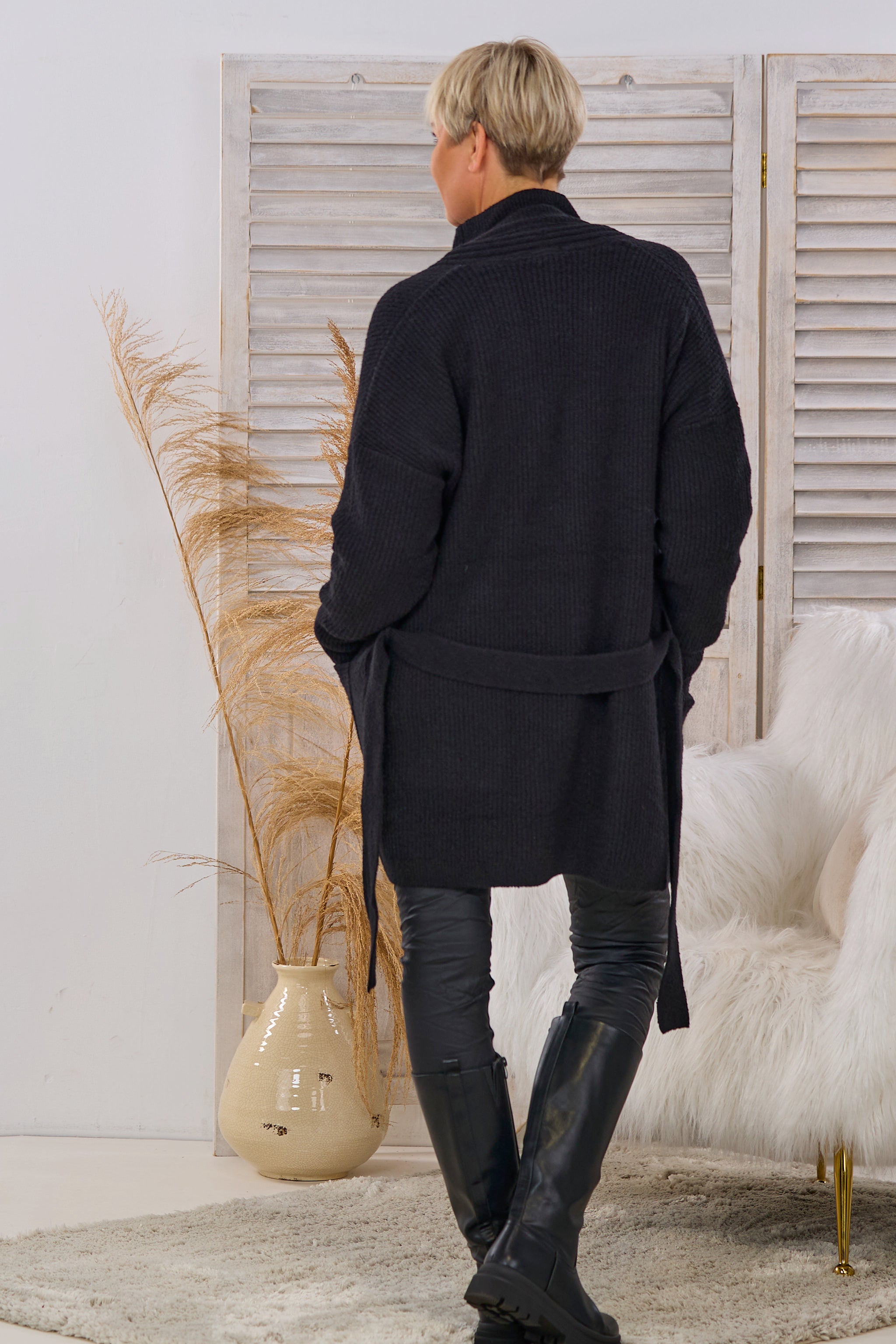 Strickjacke mit Taschen und Gürtel, schwarz