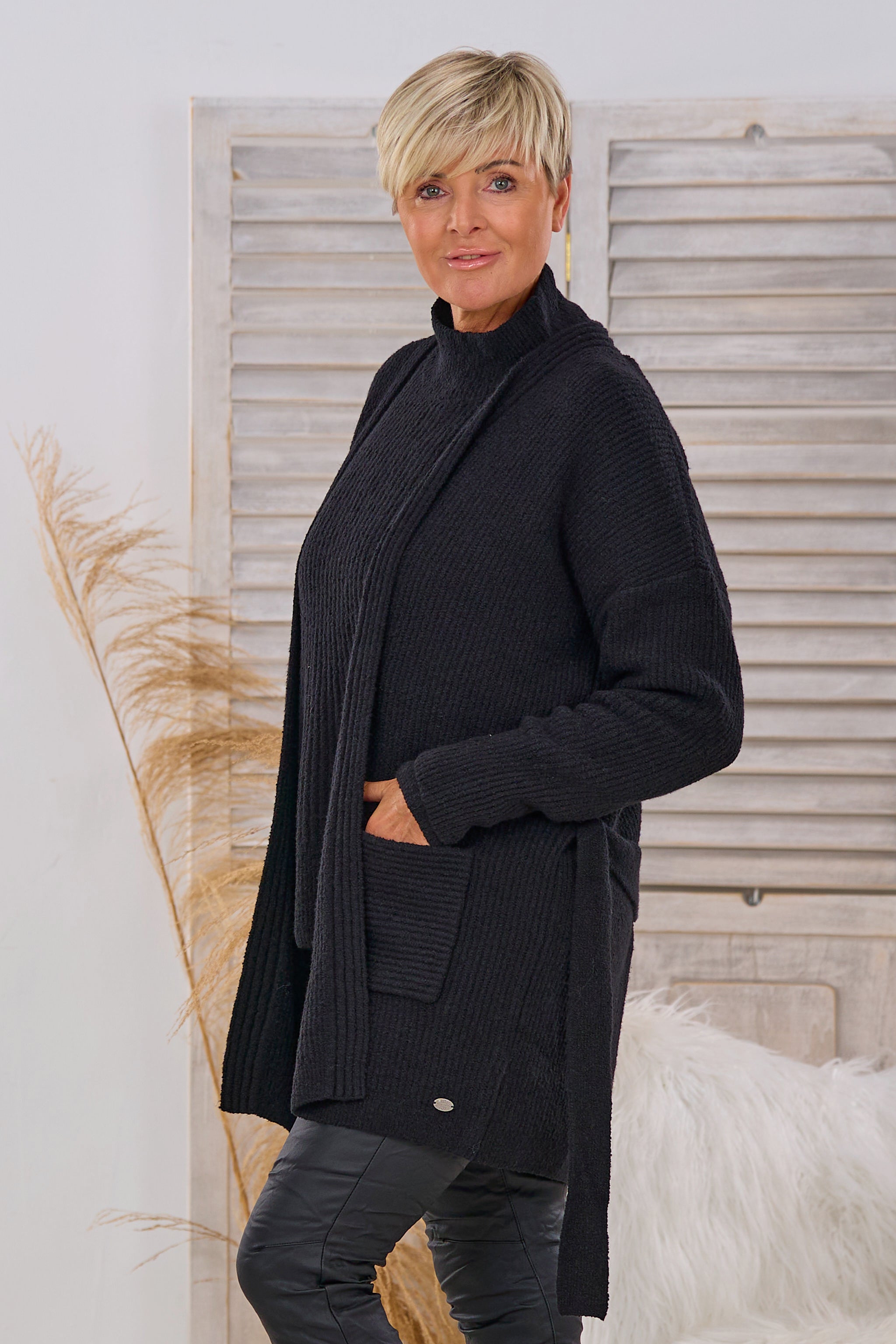 Strickjacke mit Taschen und Gürtel, schwarz