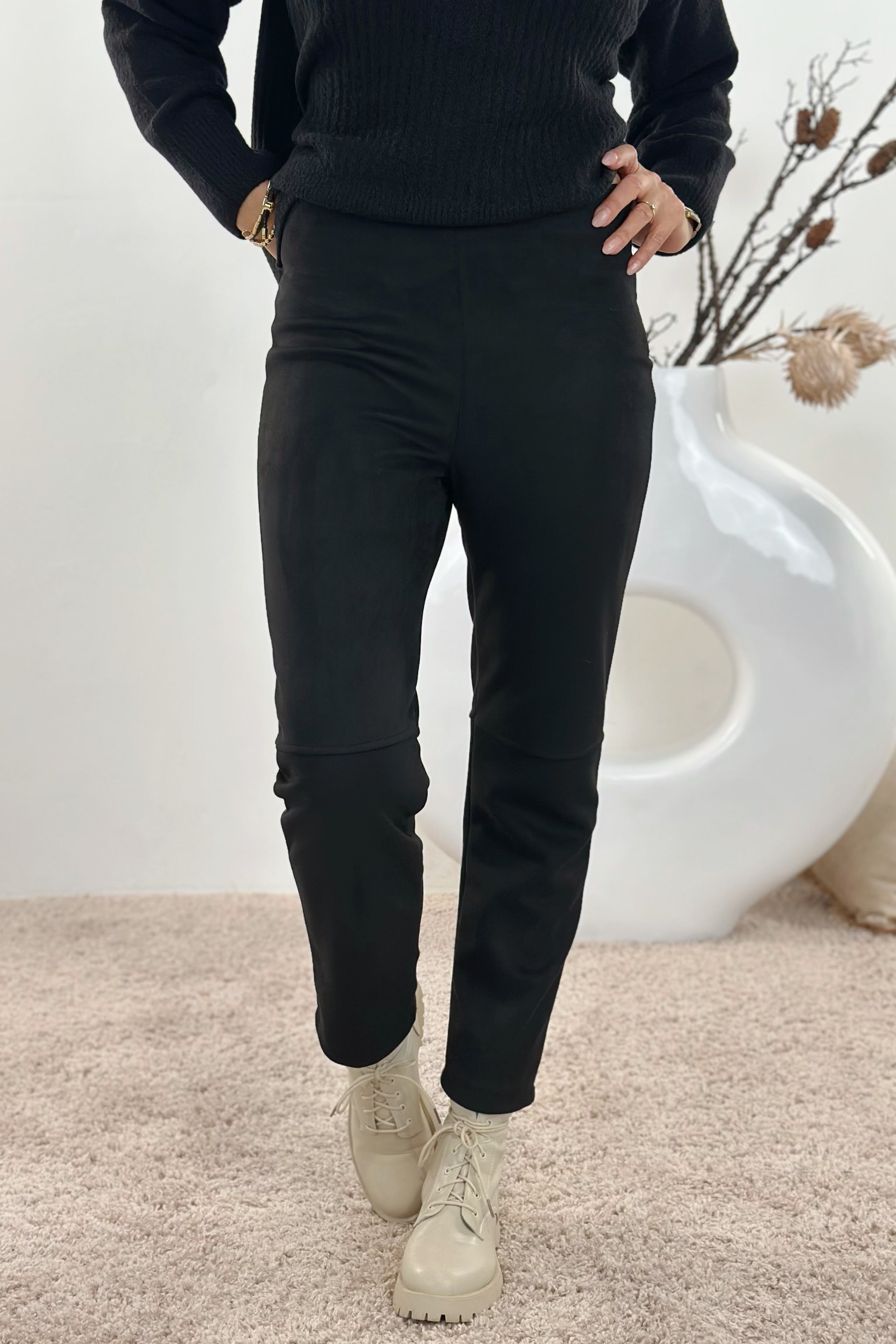 Highwaist Hose in Veloursleder-Optik, schwarz